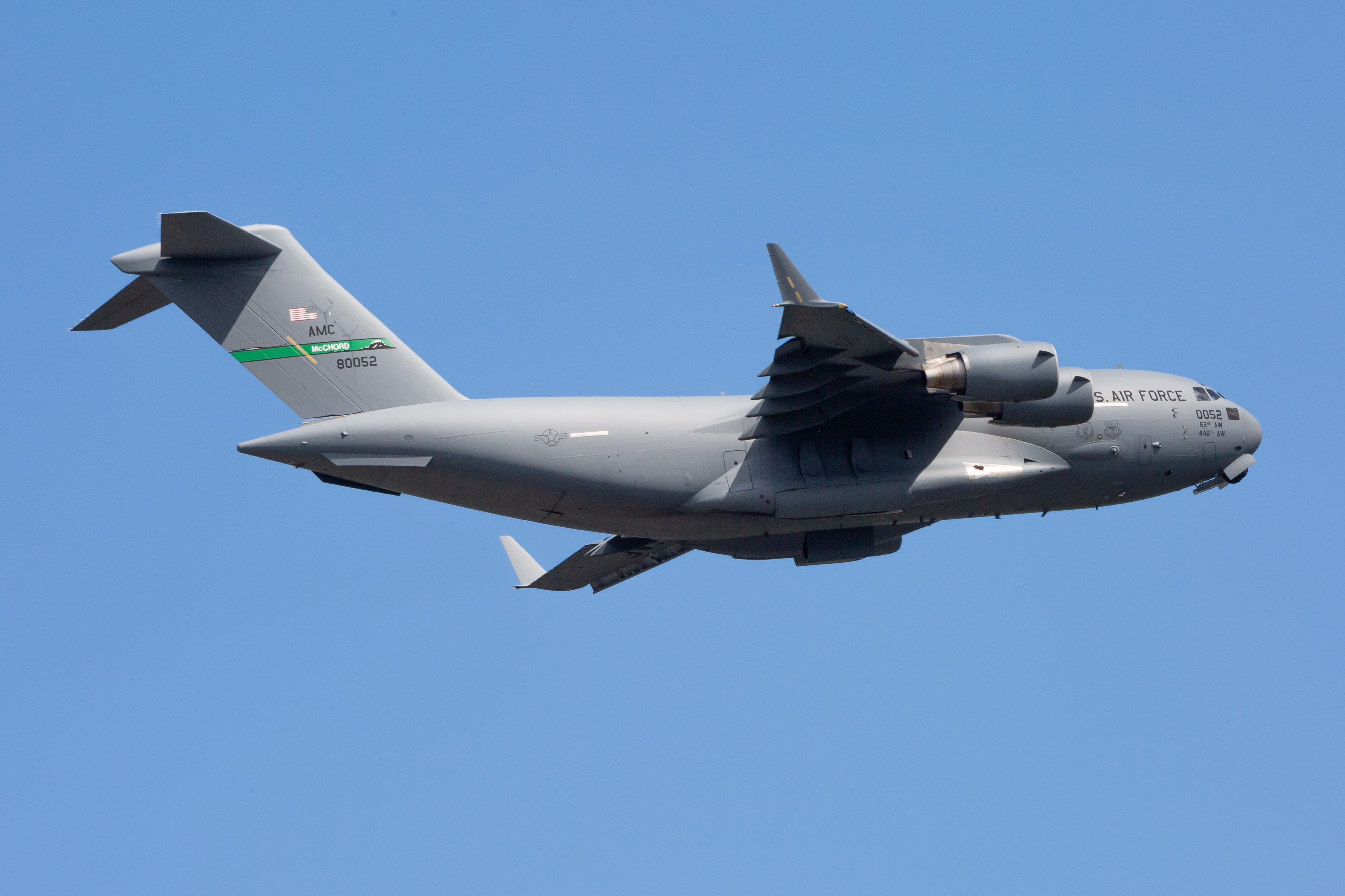 Full size: USAF - United States Air Force Boeing C-17 Globemaster III 98-0052 at Wittman Regional Airport