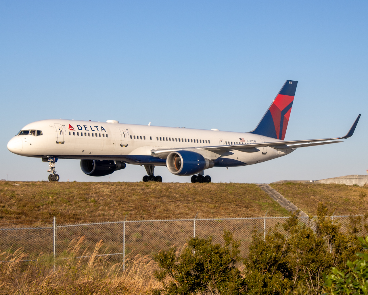 Full size: Delta Airlines Boeing 757-200 N727TW at Orlando International Airport