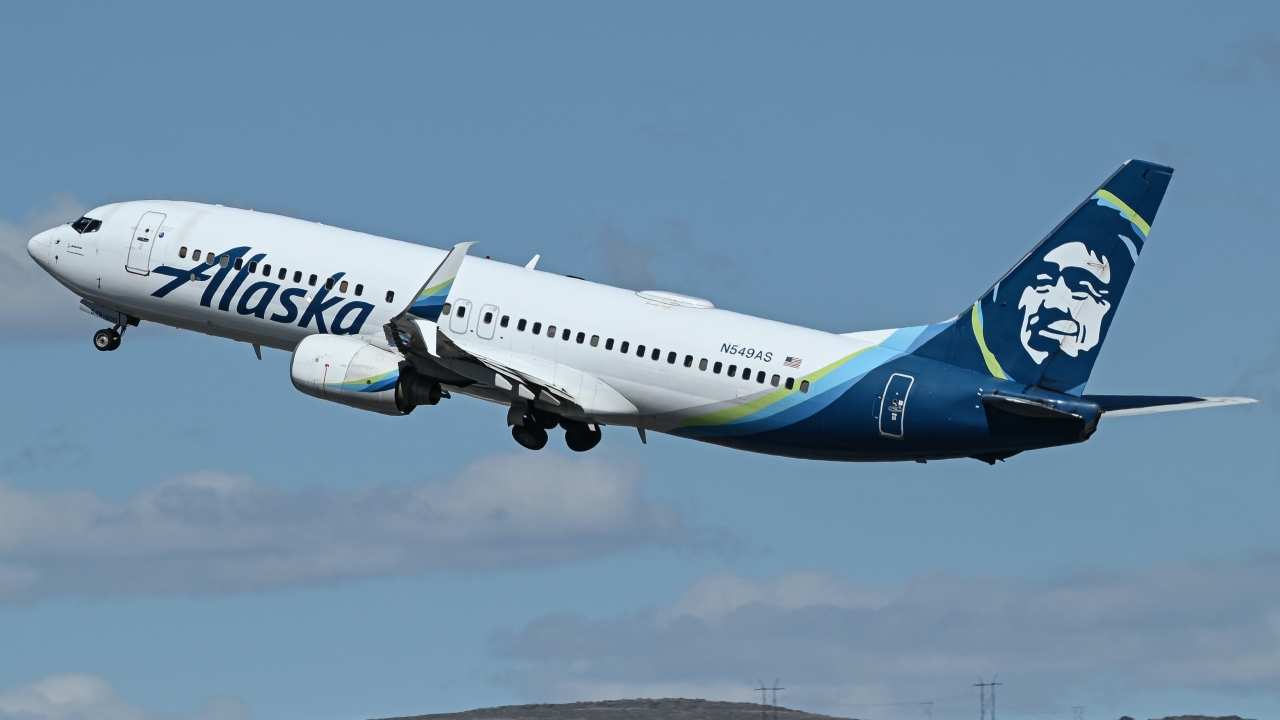 Full size: Alaska Airlines Boeing 737-800 N549AS at Reno/Tahoe International Airport