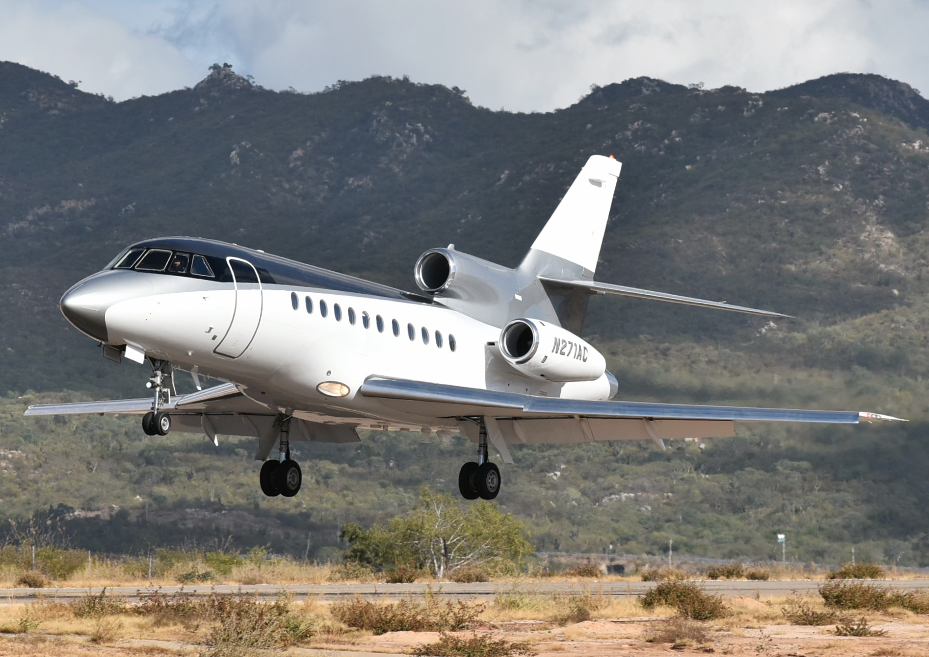 Full size: PRIVATE Dassault Falcon 900 N271AC at Aeropuerto de Cabo San Lucas Internacional
