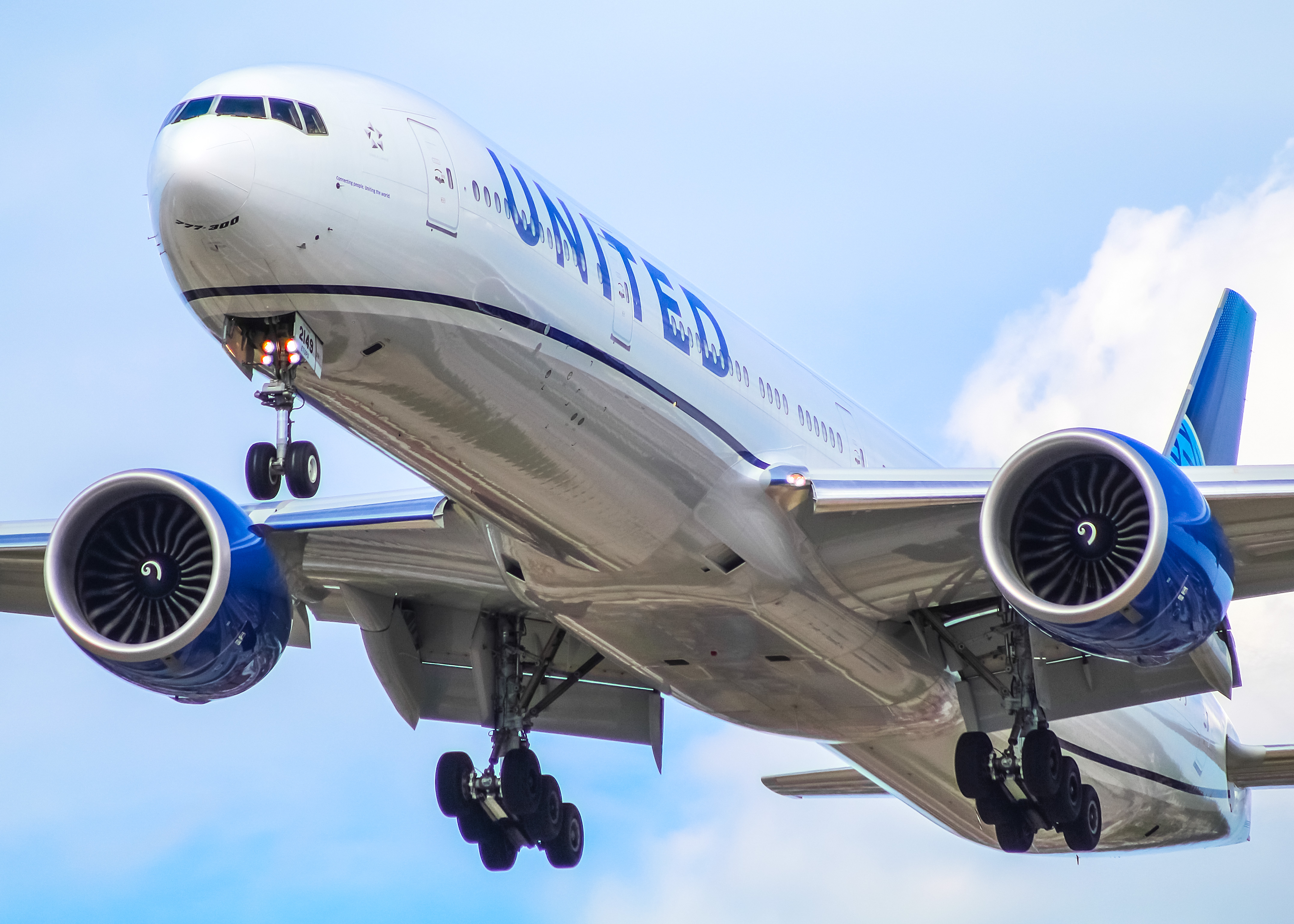 Full size: United Airlines Boeing 777-300ER N2749U at Chicago O'Hare International Airport