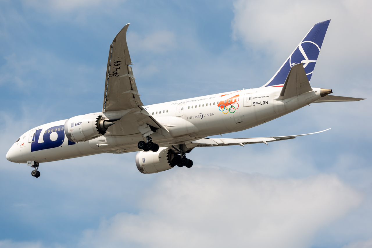 Full size: LOT Polish Airlines Boeing 787-8 SP-LRH at John F. Kennedy International Airport
