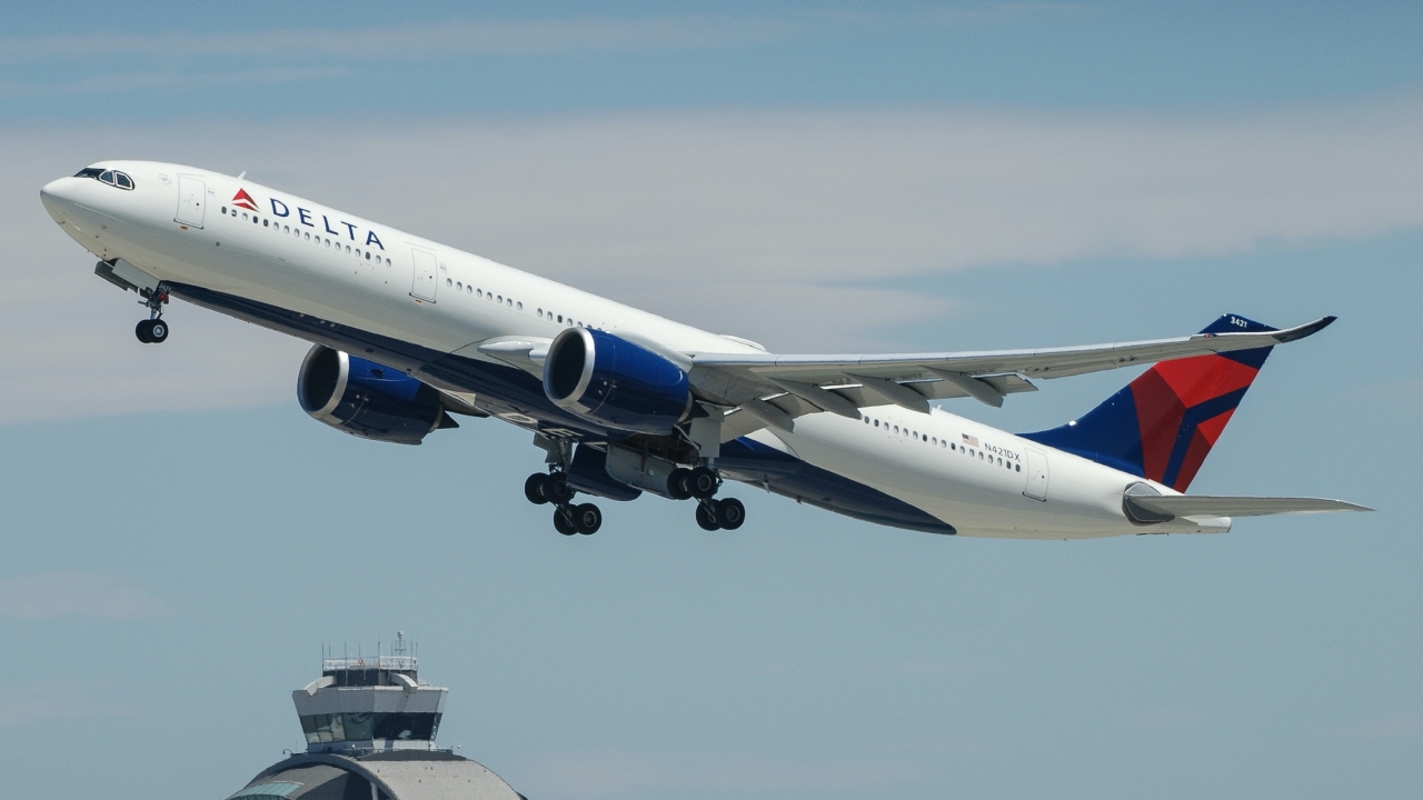 Full size: Delta Airlines Airbus A330-900 N421DX at Los Angeles International Airport
