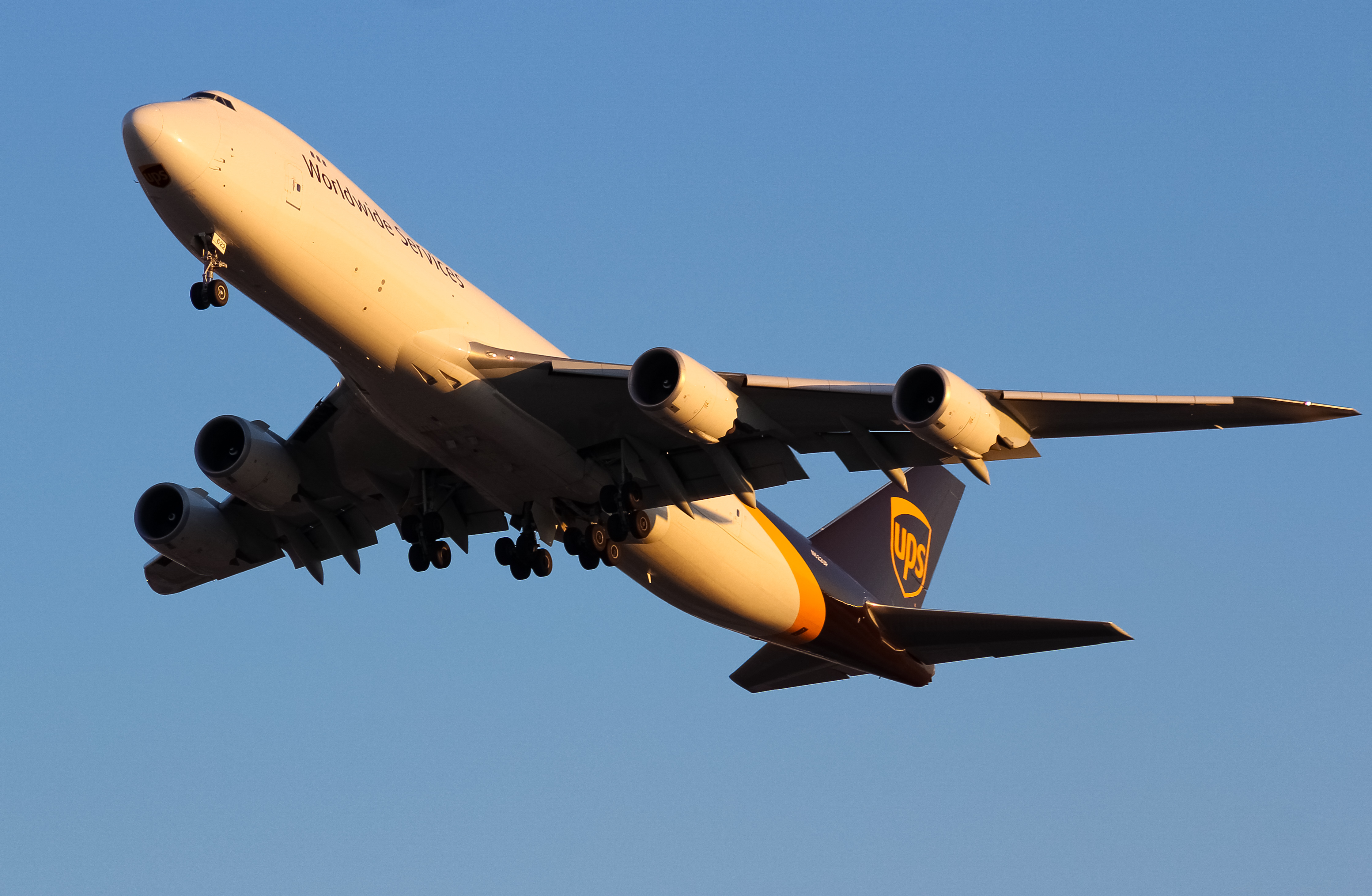 Full size: United Parcel Service Boeing 747-8F N622UP at Louisville Muhammad Ali International Airport