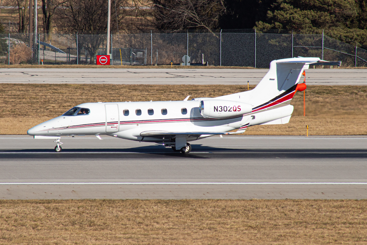 Full size: NetJets Embraer Phenom 300 N302QS at John Glenn Columbus International Airport