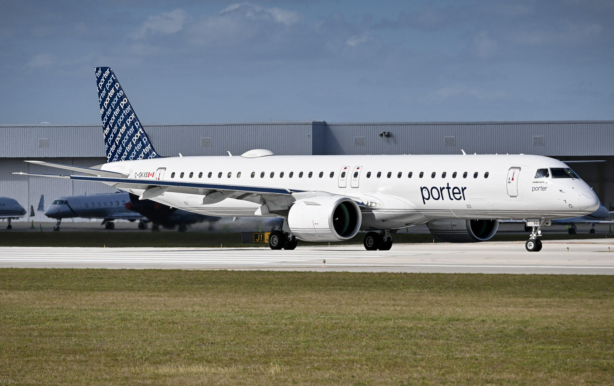 Full size: Porter Airlines Embraer E195-E2 C-GKXS at Fort Lauderdale/Hollywood International Airport