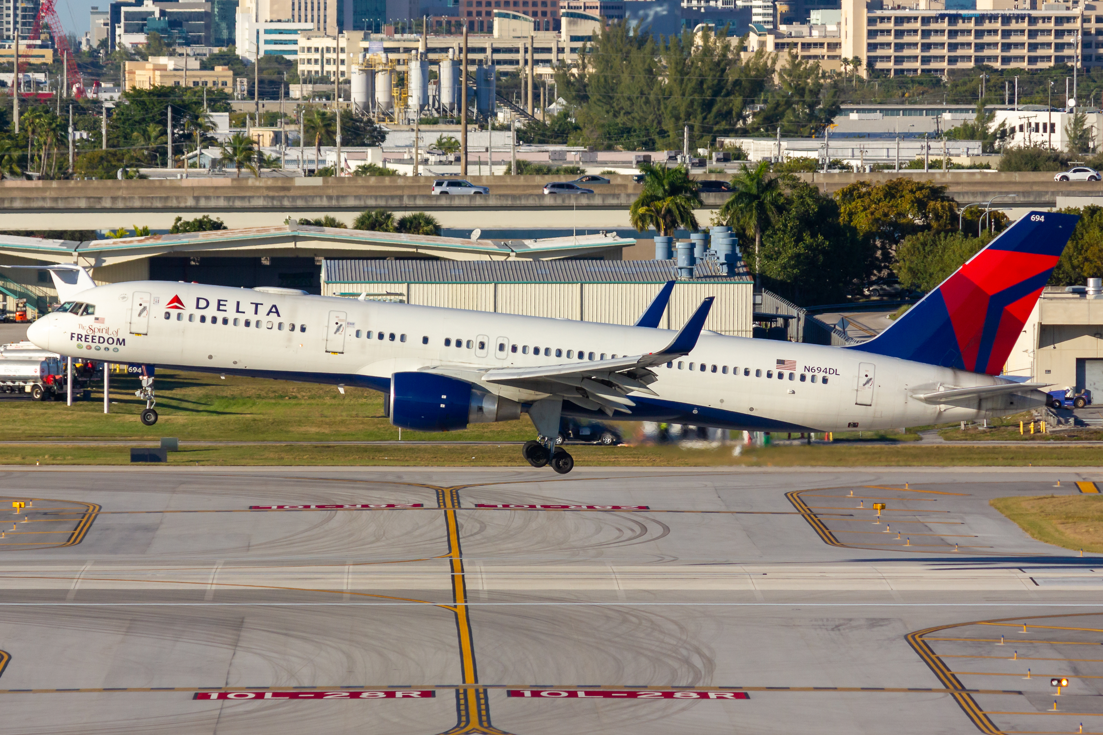 Full size: Delta Airlines Boeing 757-200 N694DL at Fort Lauderdale/Hollywood International Airport