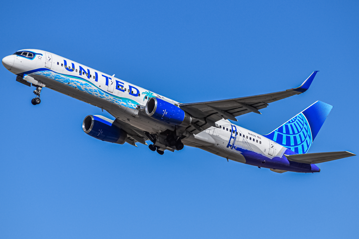 Full size: United Airlines Boeing 757-200 N14106 at Denver International Airport