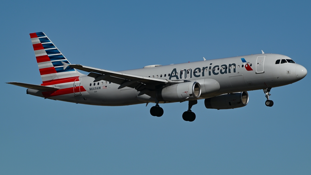 Full size: American Airlines Airbus A320 N669AW at Dallas-Fort Worth International Airport