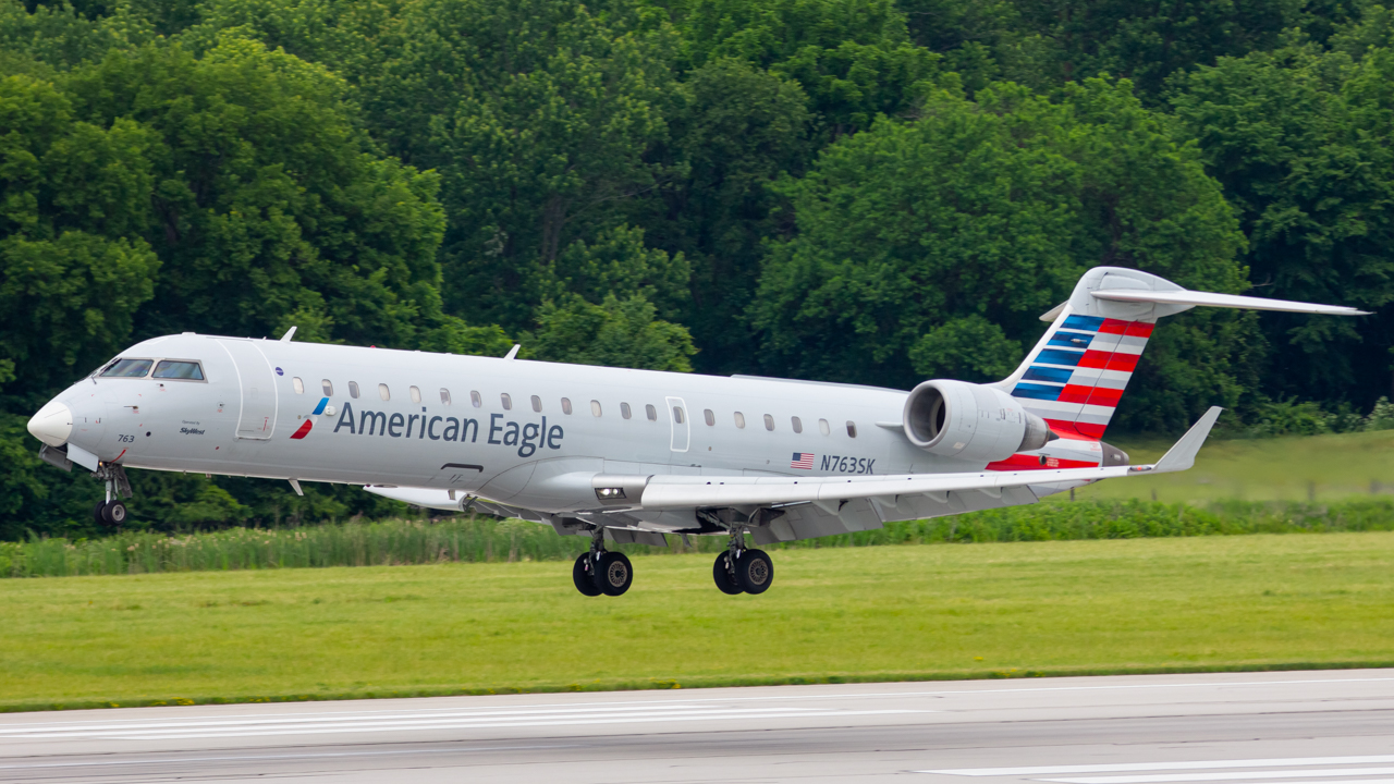 Full size: American Eagle Mitsubishi CRJ-700 N763SK at John Glenn Columbus International Airport