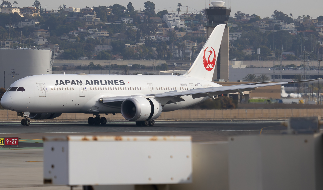 Full size: Japan Airlines Boeing 787-8 JA837J at San Diego International Airport