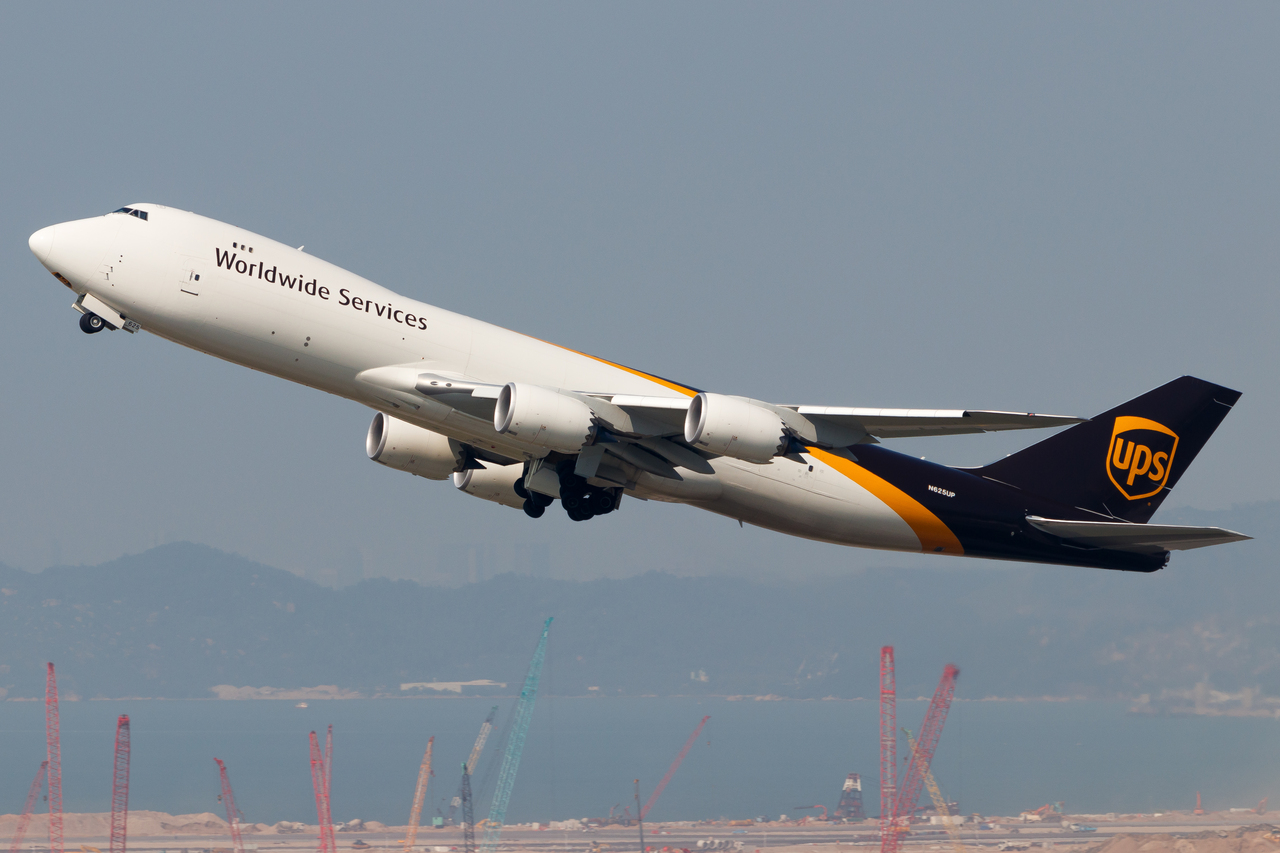 Full size: United Parcel Service Boeing 747-8F N625UP at Hong Kong International Airport