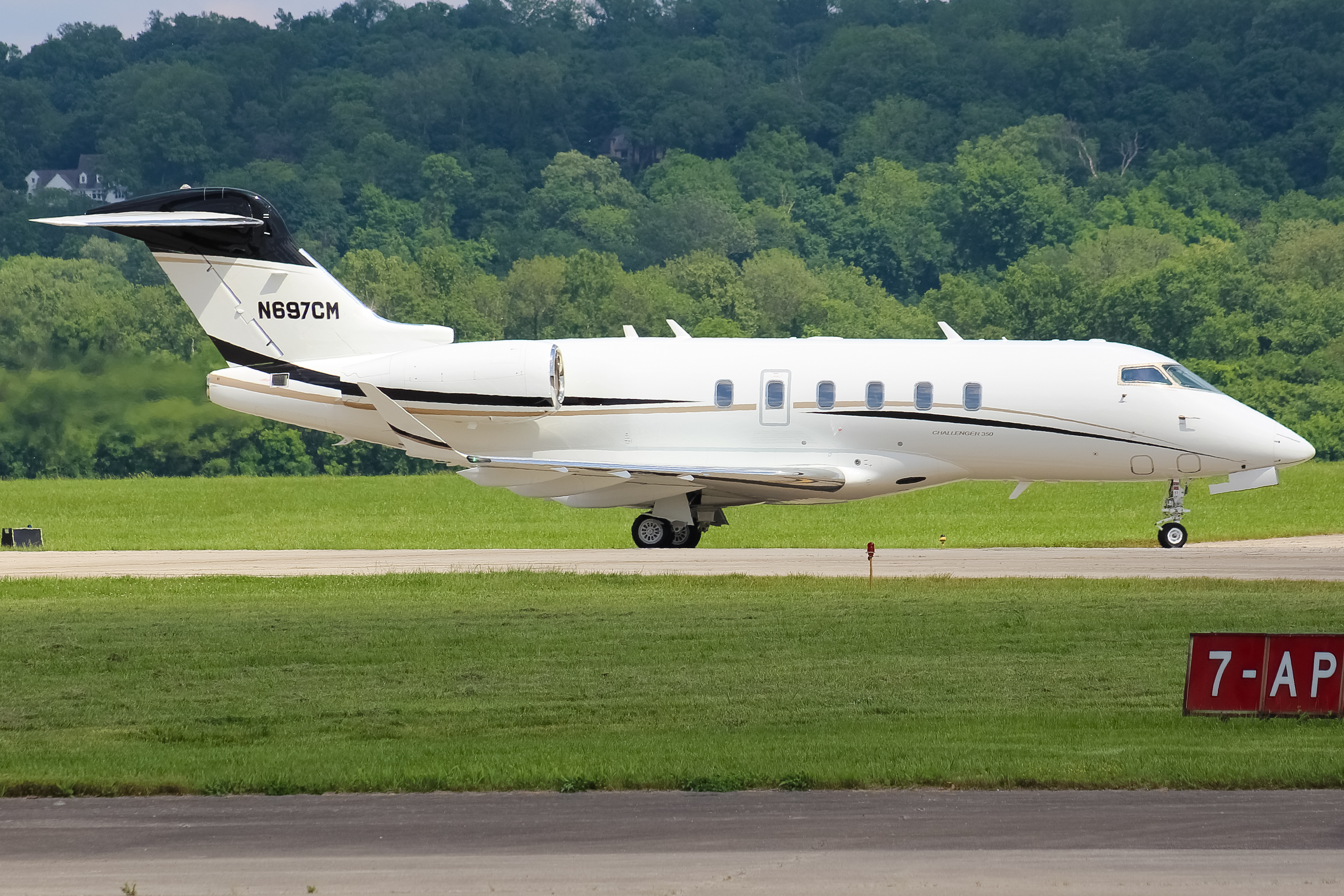 Full size: PRIVATE  Bombardier Challenger 350  N697CM at Cincinnati Municipal Airport/Lunken Field