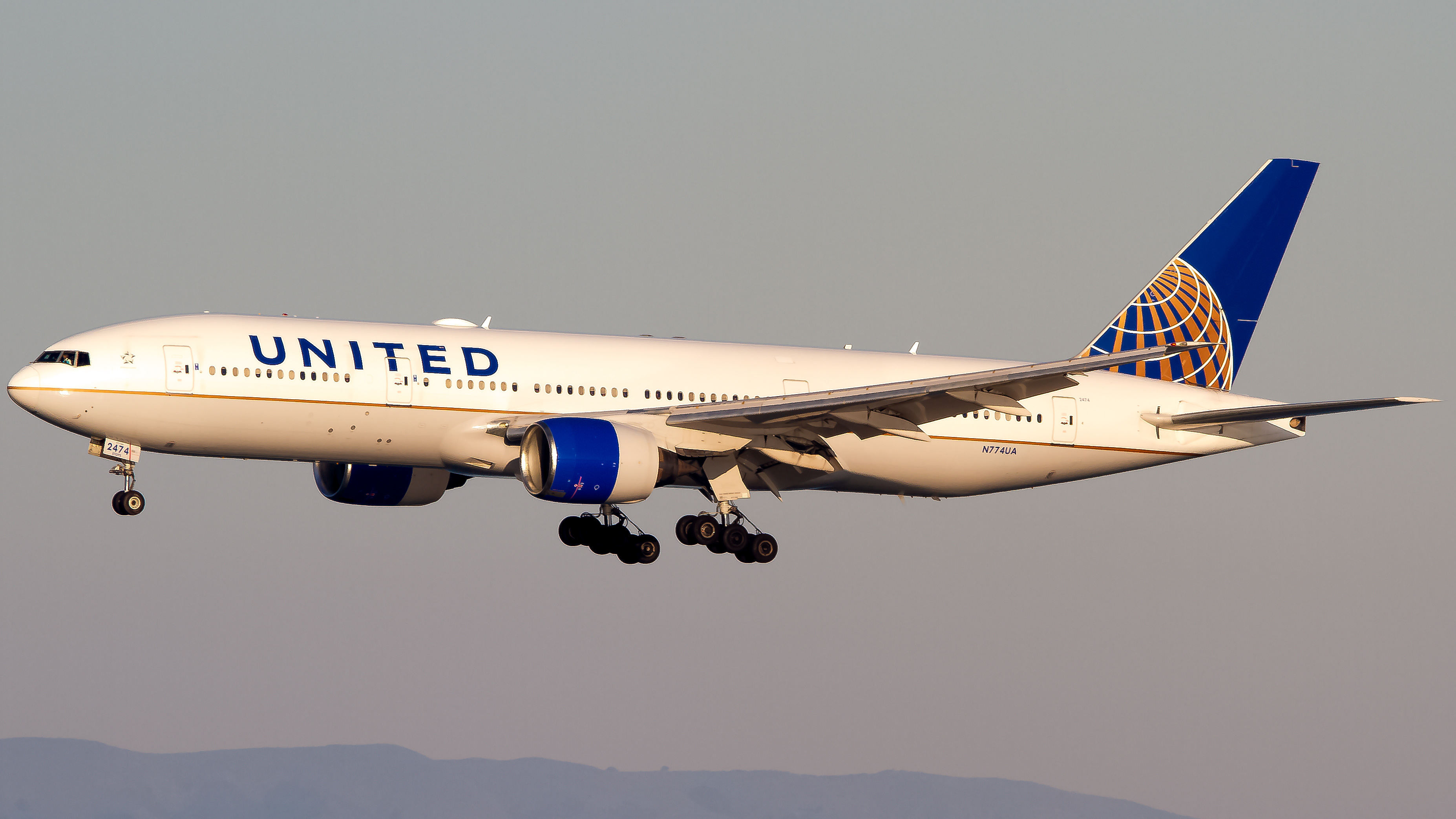 Full size: United Airlines Boeing 777-200 N774UA at San Francisco International Airport