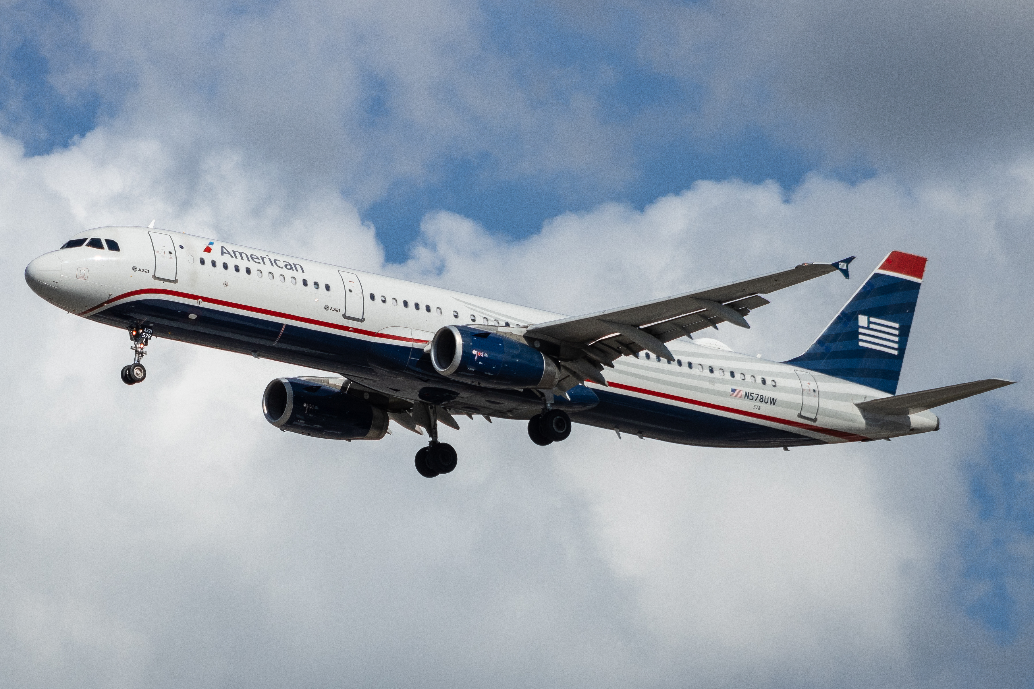 Full size: American Airlines Airbus A321-200 N578UW at Orlando International Airport