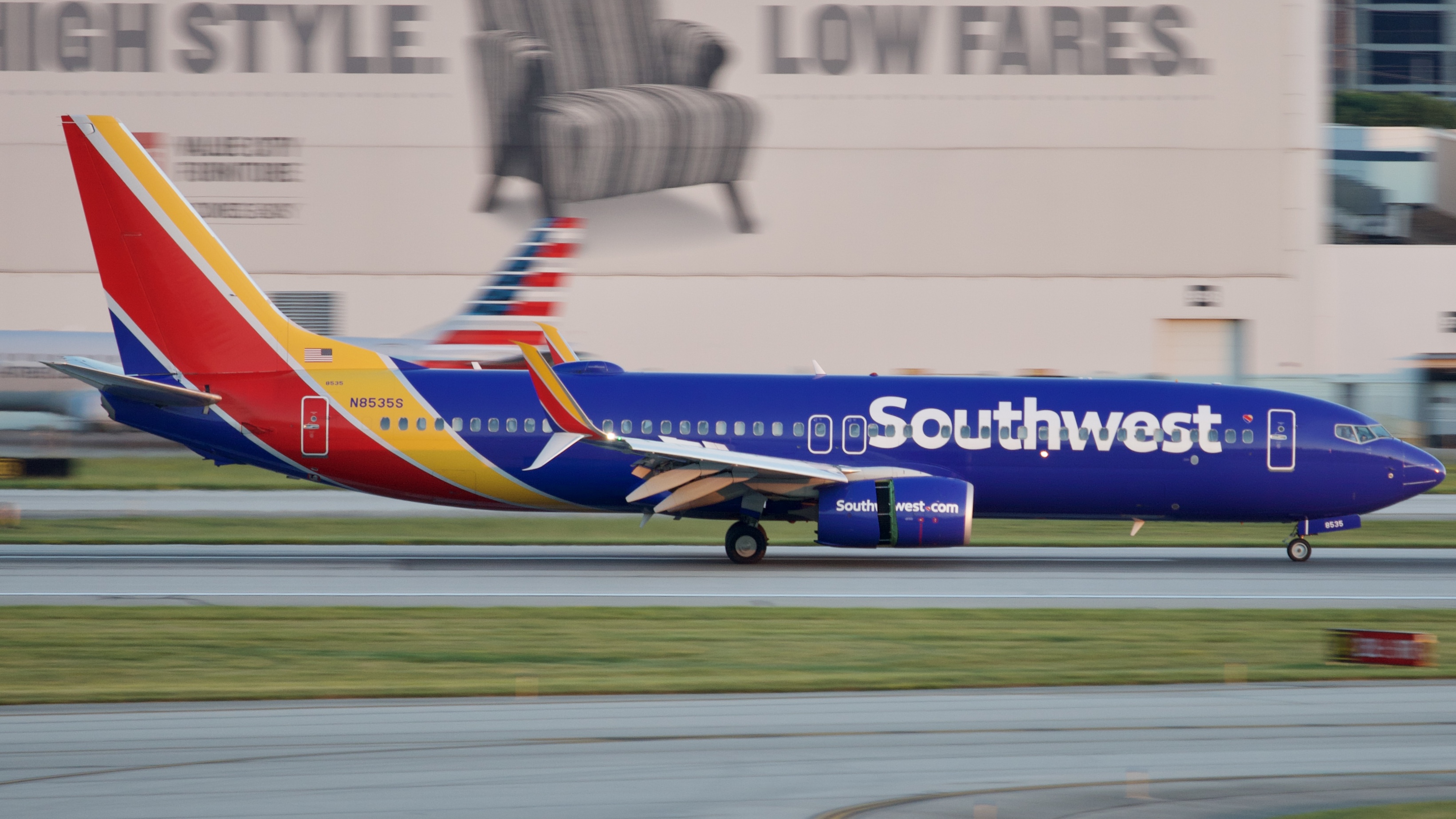 Full size: Southwest Airlines Boeing 737-800 N8535S at John Glenn Columbus International Airport