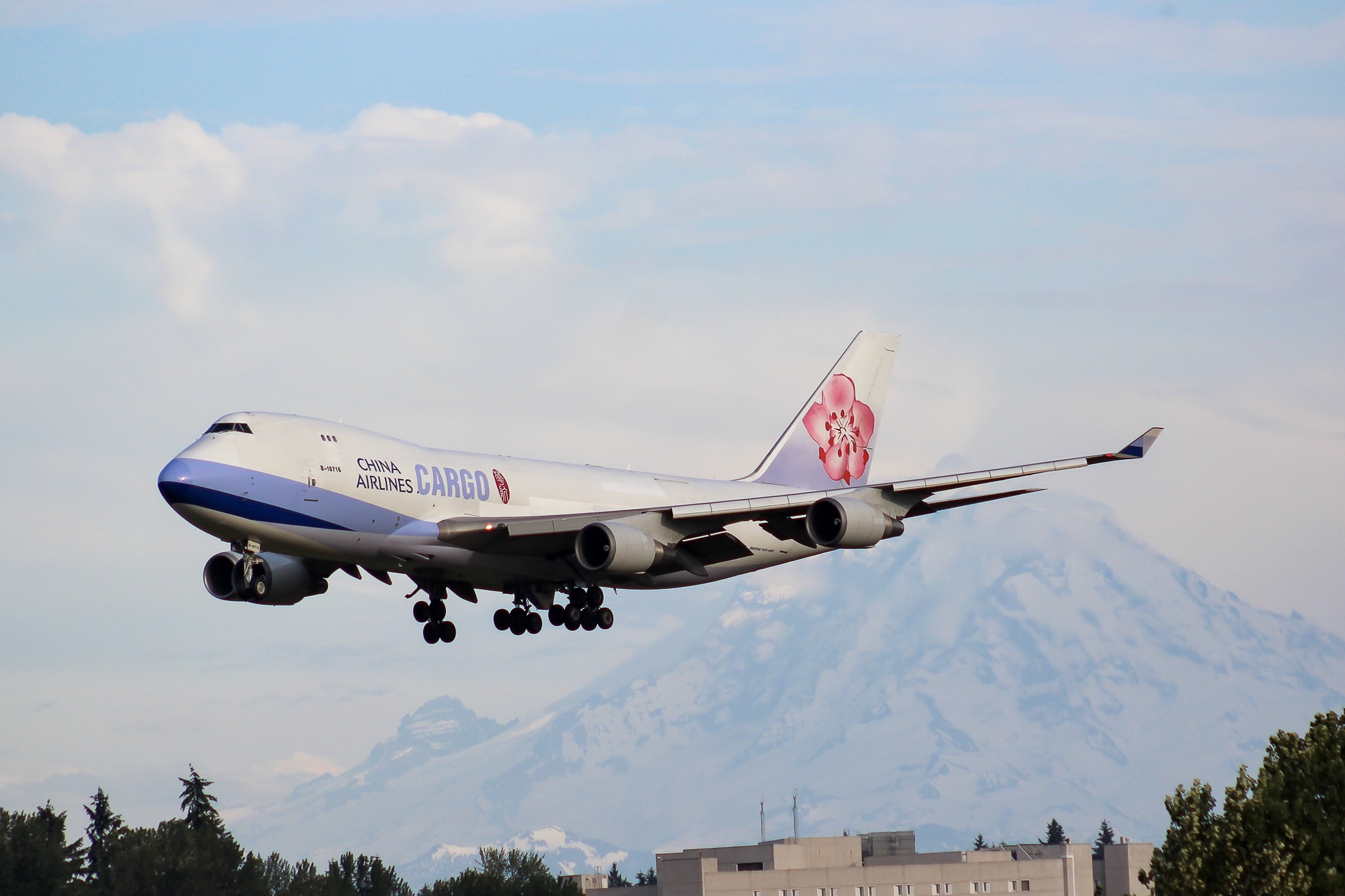Full size: China Airlines Cargo Boeing 747-400F B-18716 at Seattle-Tacoma International Airport