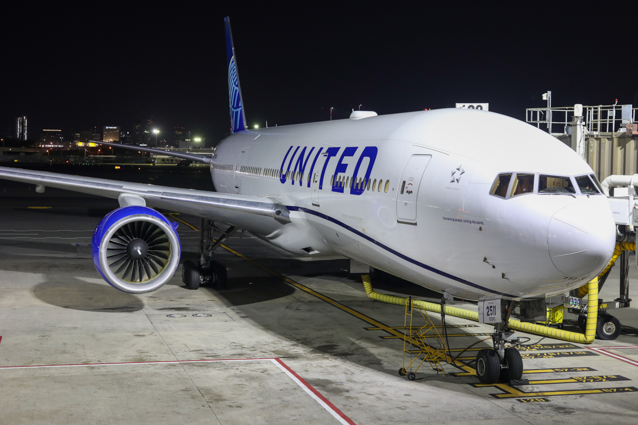 Full size: United Airlines Boeing 777-200 N211UA at Newark Liberty International Airport