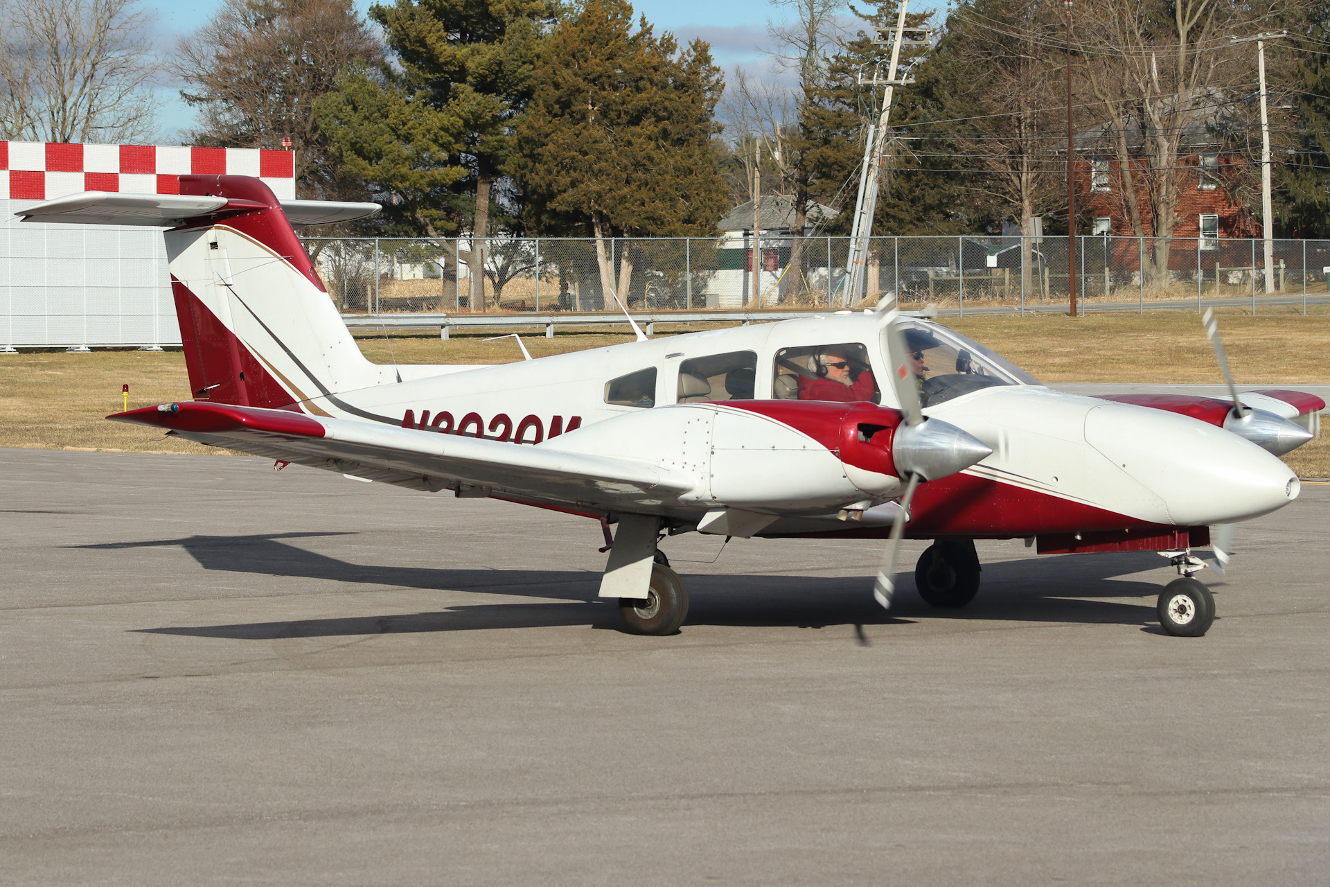 Full size: PRIVATE Piper Seminole  N3020M at York Airport