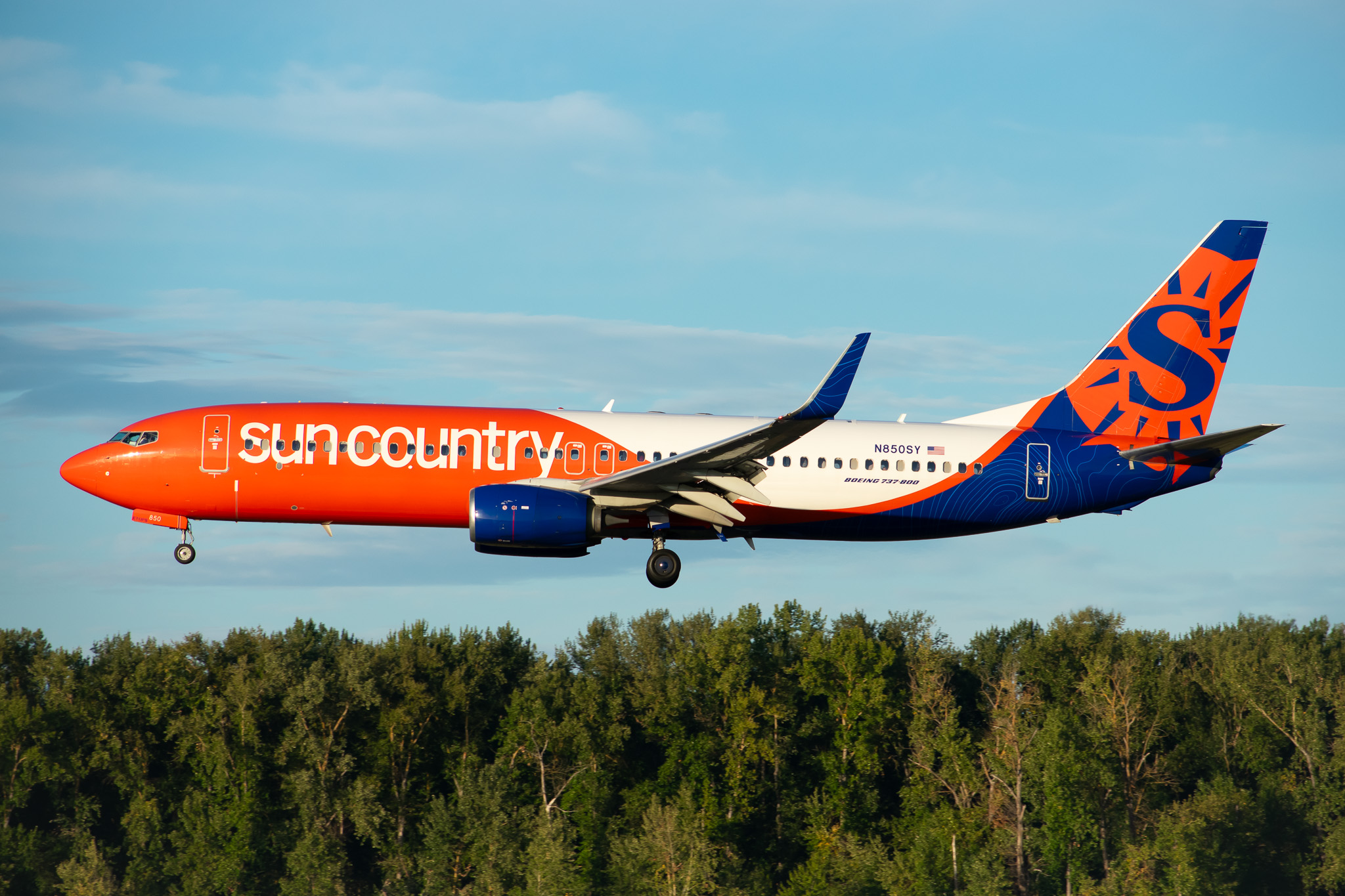 Full size: Sun Country Airlines Boeing 737-800 N850SY at Portland International Airport
