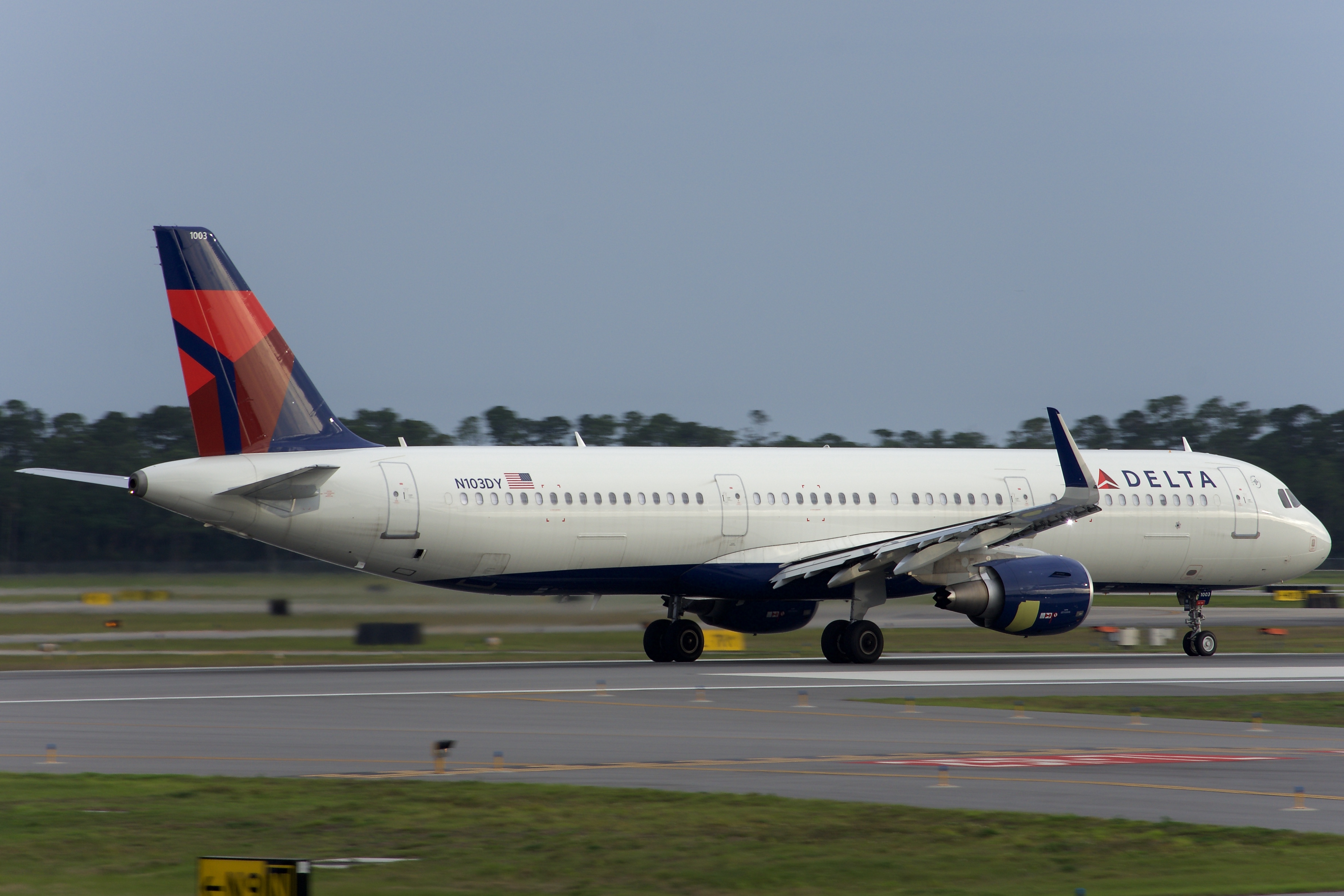 Full size: Delta Airlines Airbus A321-200 N103DY at Daytona Beach International Airport