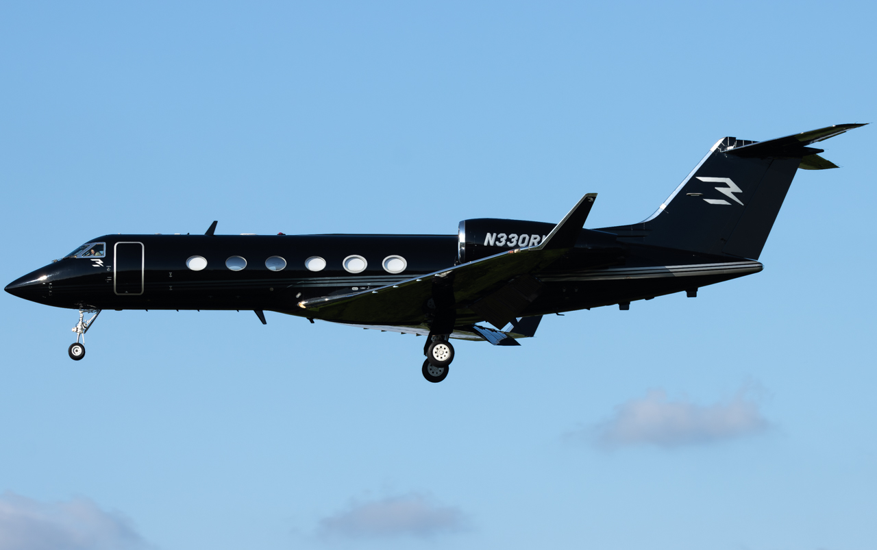 Full size: PRIVATE Gulfstream G-IV N330RW at Pittsburgh International Airport