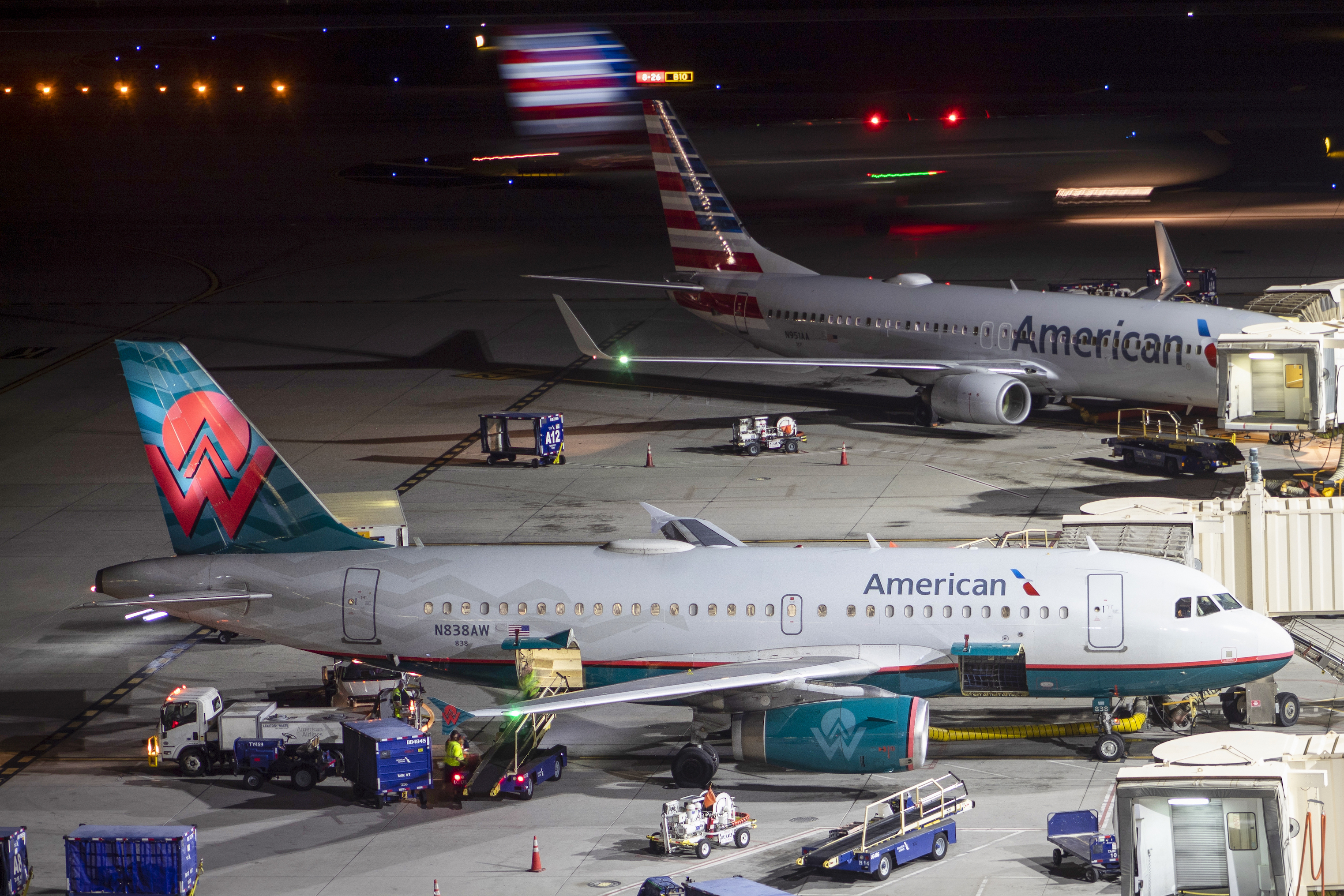 Full size: American Airlines Airbus A319 N838AW at Phoenix Sky Harbor International Airport