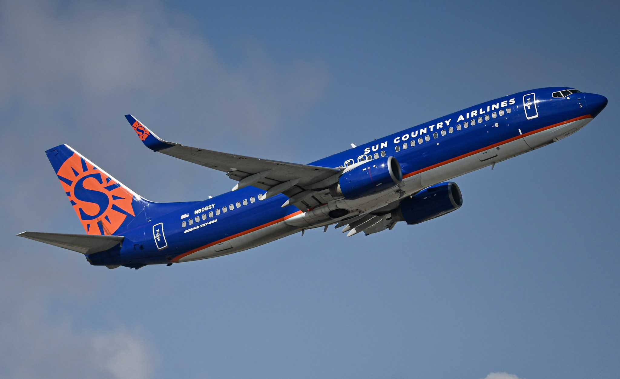 Full size: Sun Country Airlines Boeing 737-800 N808SY at Fort Lauderdale/Hollywood International Airport