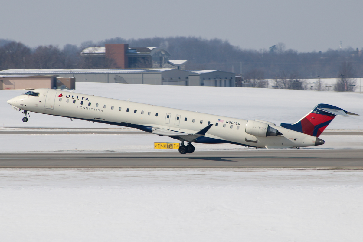 Full size: Delta Airlines Mitsubishi CRJ-900 N606LR at Cincinnati/Northern Kentucky International Airport