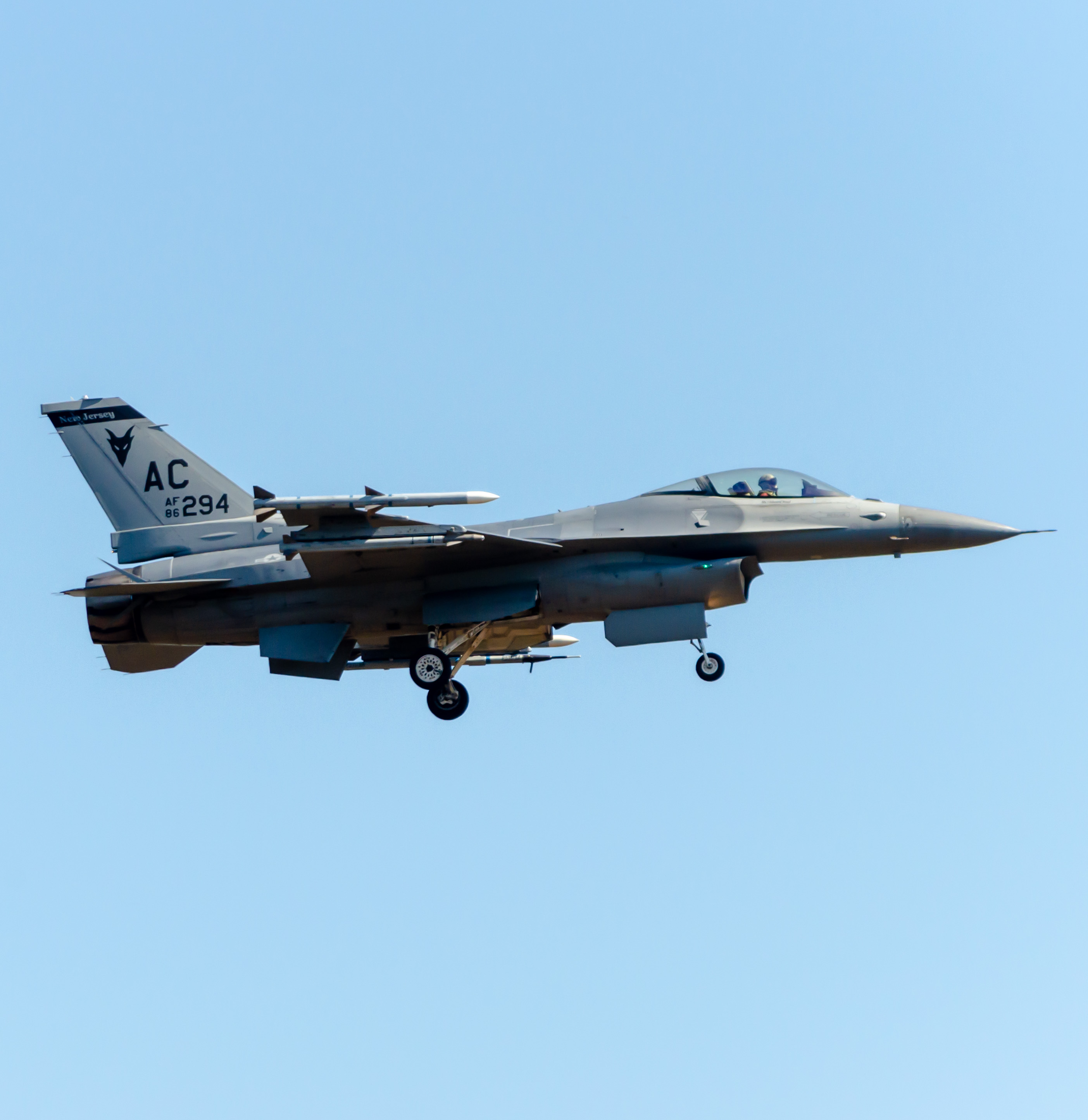 Full size: Air National Guard General Dynamics F-16 Fighting Falcon 86-0294 at Atlantic City International Airport