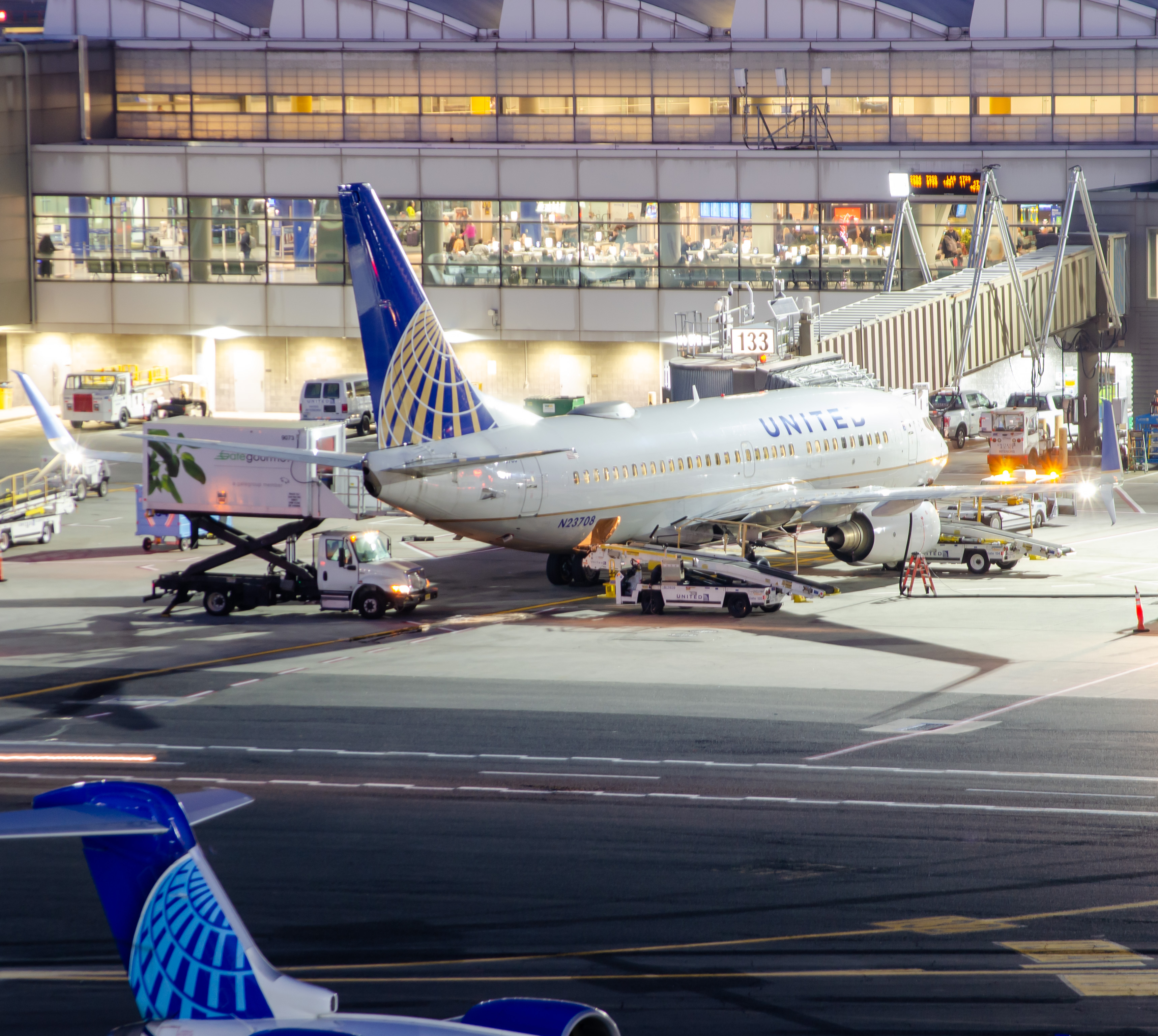 Full size: United Airlines Boeing 737-700ER N23708 at Newark Liberty International Airport