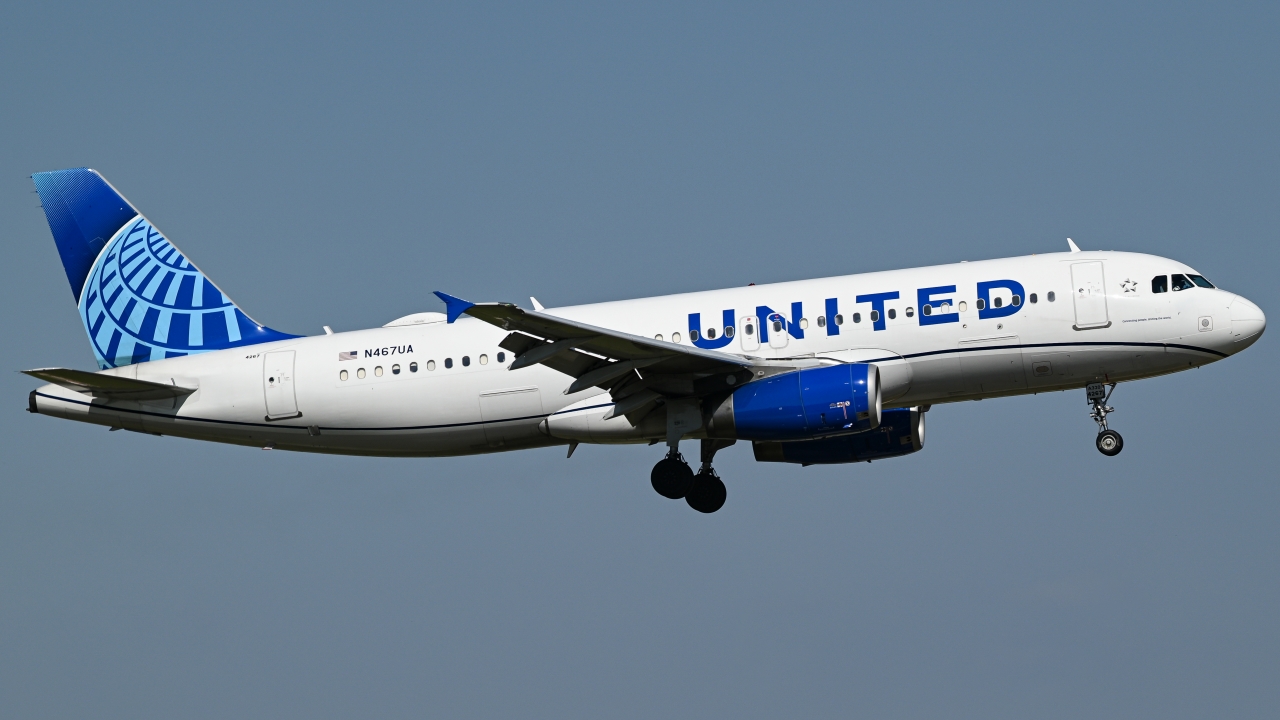 Full size: United Airlines Airbus A320 N467UA at Dallas-Fort Worth International Airport