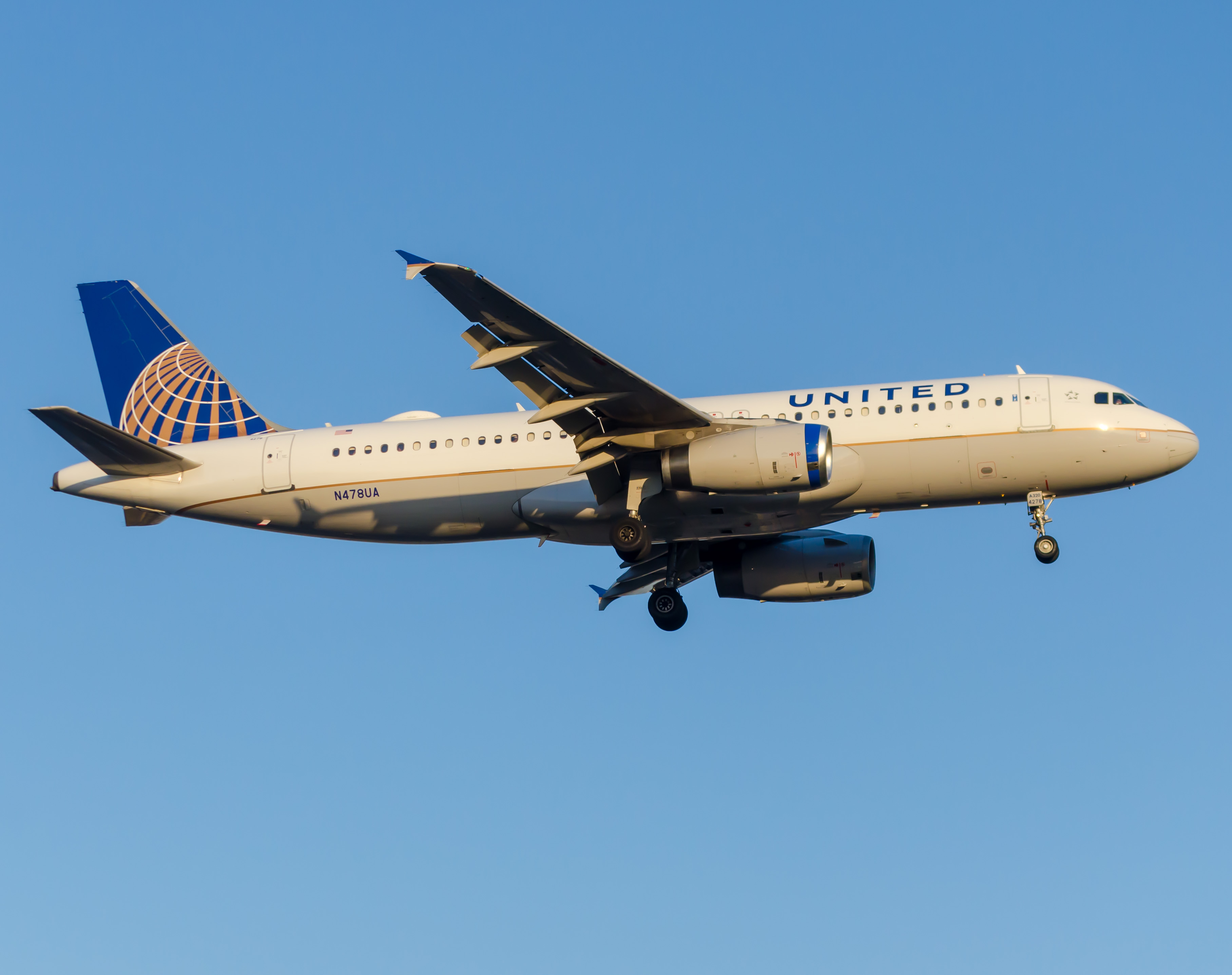 Full size: United Airlines Airbus A319 N478UA at Newark Liberty International Airport