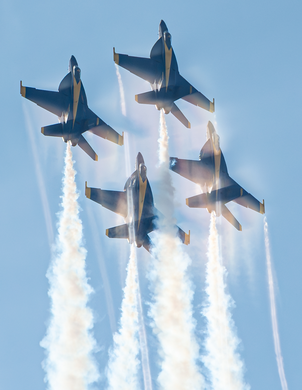 Full size: Blue Angels Boeing F/A-18E/F Super Hornet 165666 at Cleveland Burke Lakefront Airport