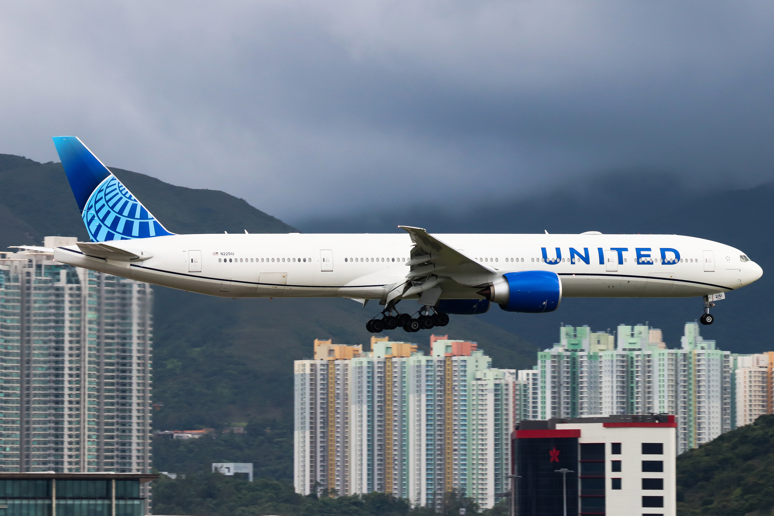 Full size: United Airlines Boeing 777-300ER N2251U at Hong Kong International Airport