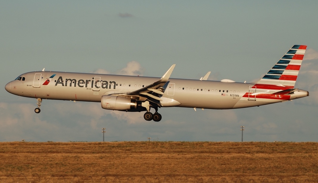 Full size: American Airlines Airbus A321-200 N131NN at Dallas-Fort Worth International Airport