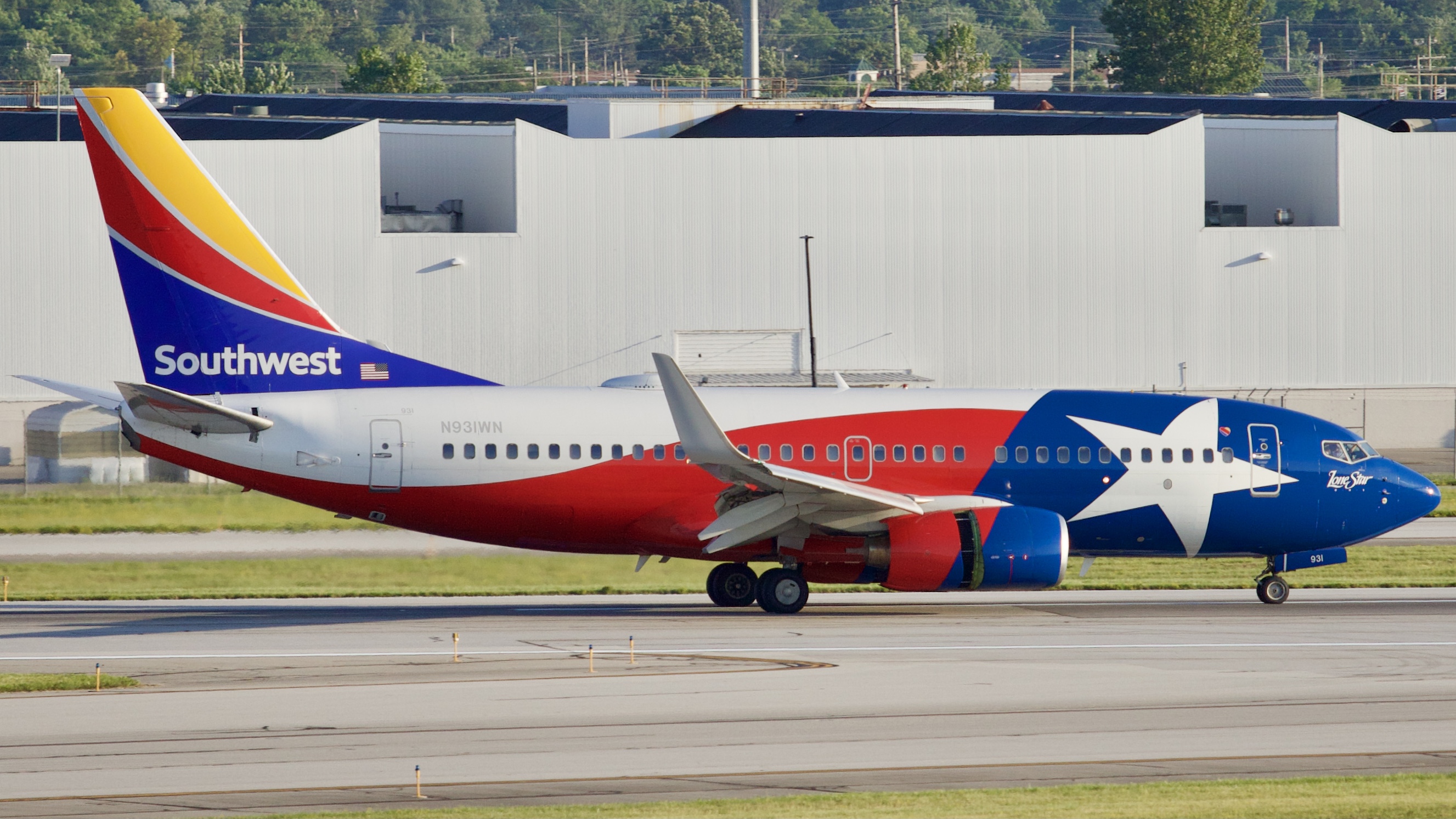 Full size: Southwest Boeing 737-700 N931WN at John Glenn Columbus International Airport