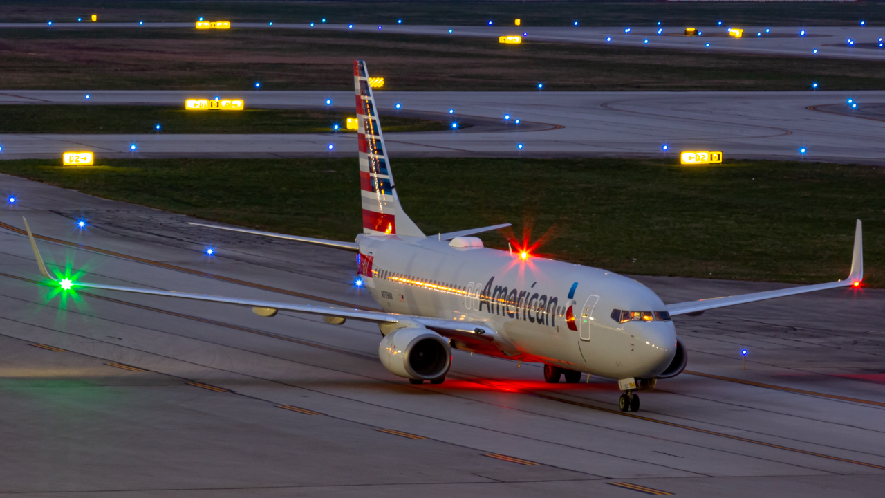 Full size: American Airlines Boeing 737-800 N933NN at John Glenn Columbus International Airport