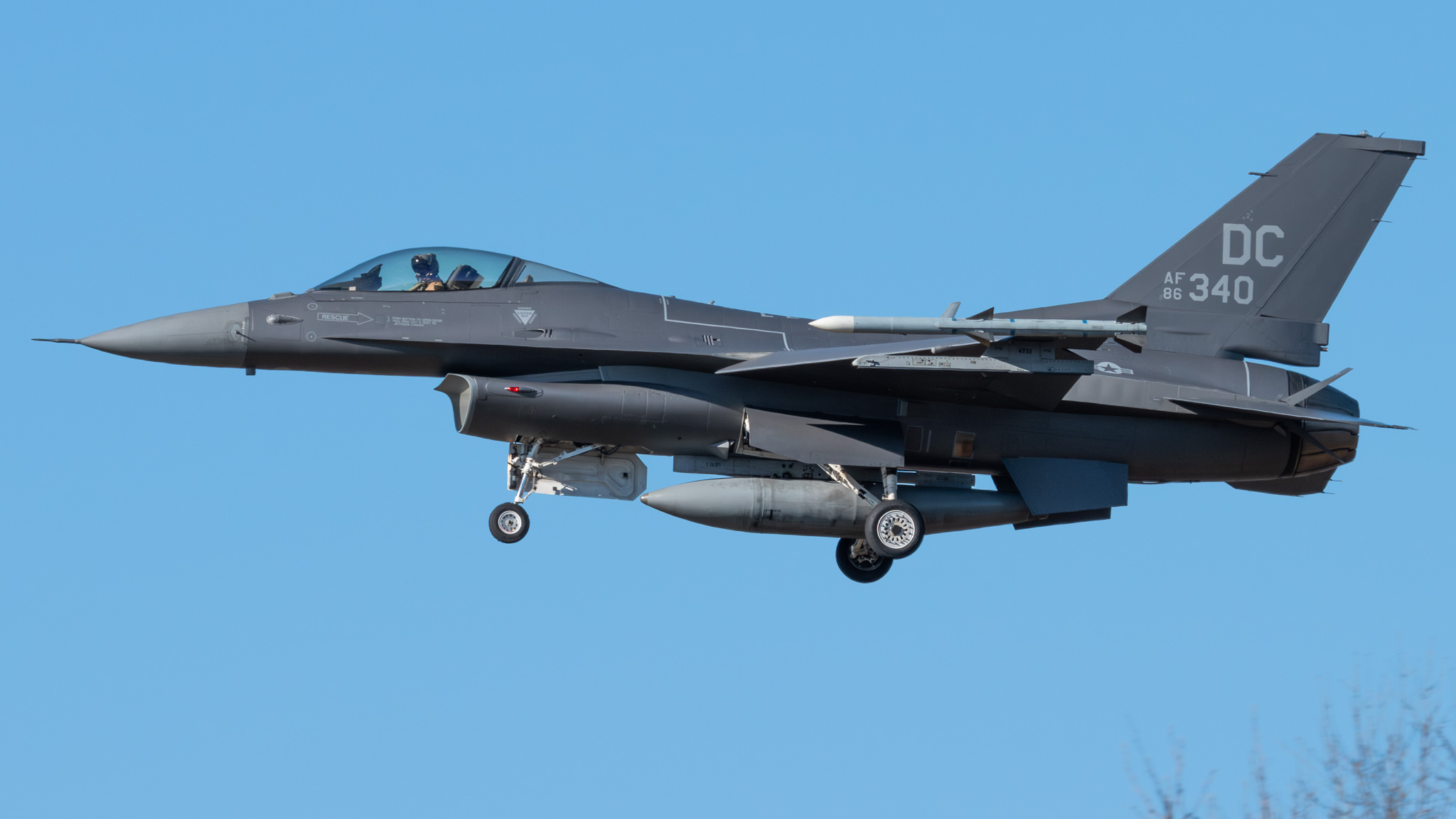 Full size: USAF - United States Air Force General Dynamics F-16 86-0340 at Joint Base Andrews