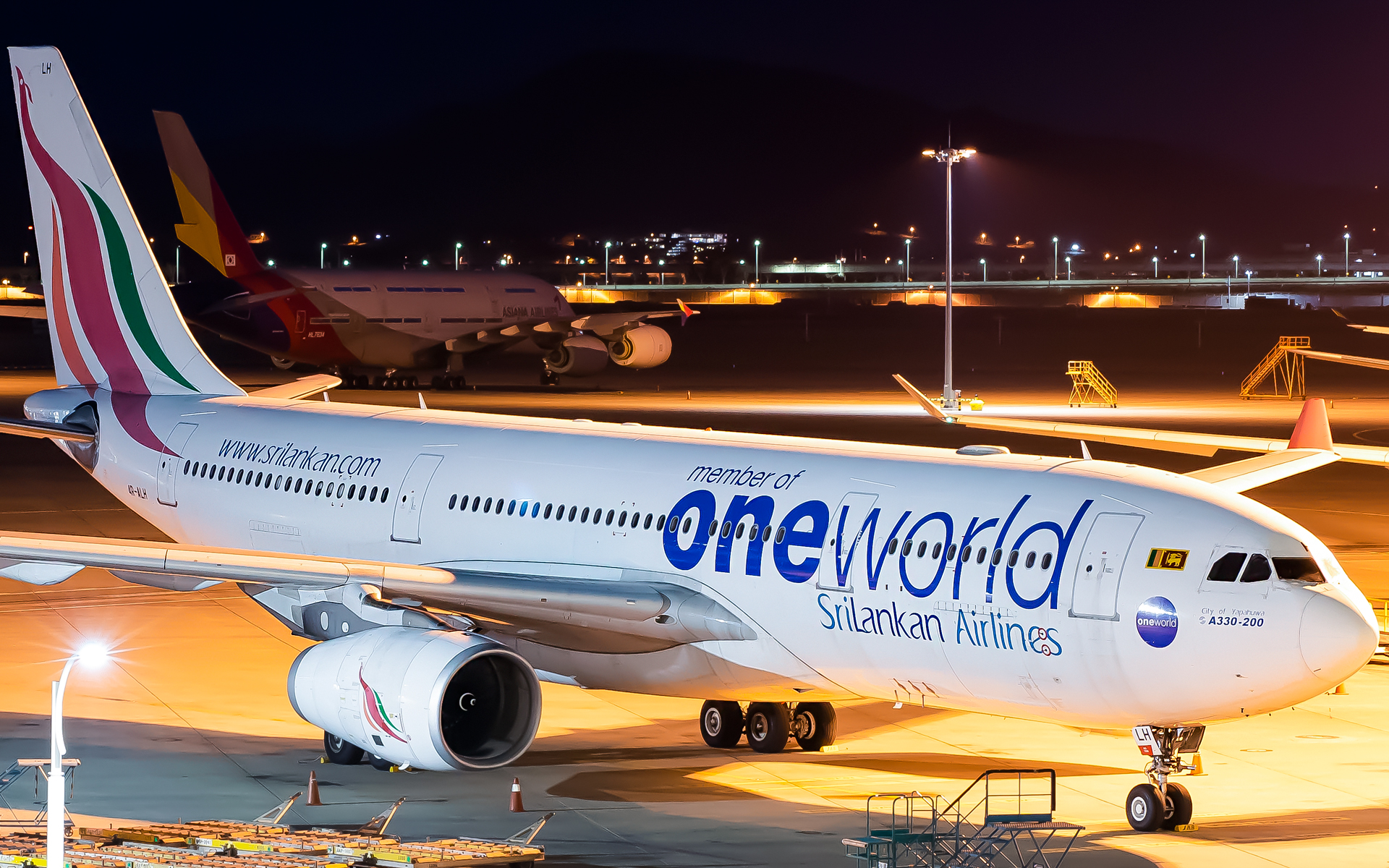 Full size: SriLankan Airlines Airbus A330-200 4R-ALH at Seoul-Incheon International Airport