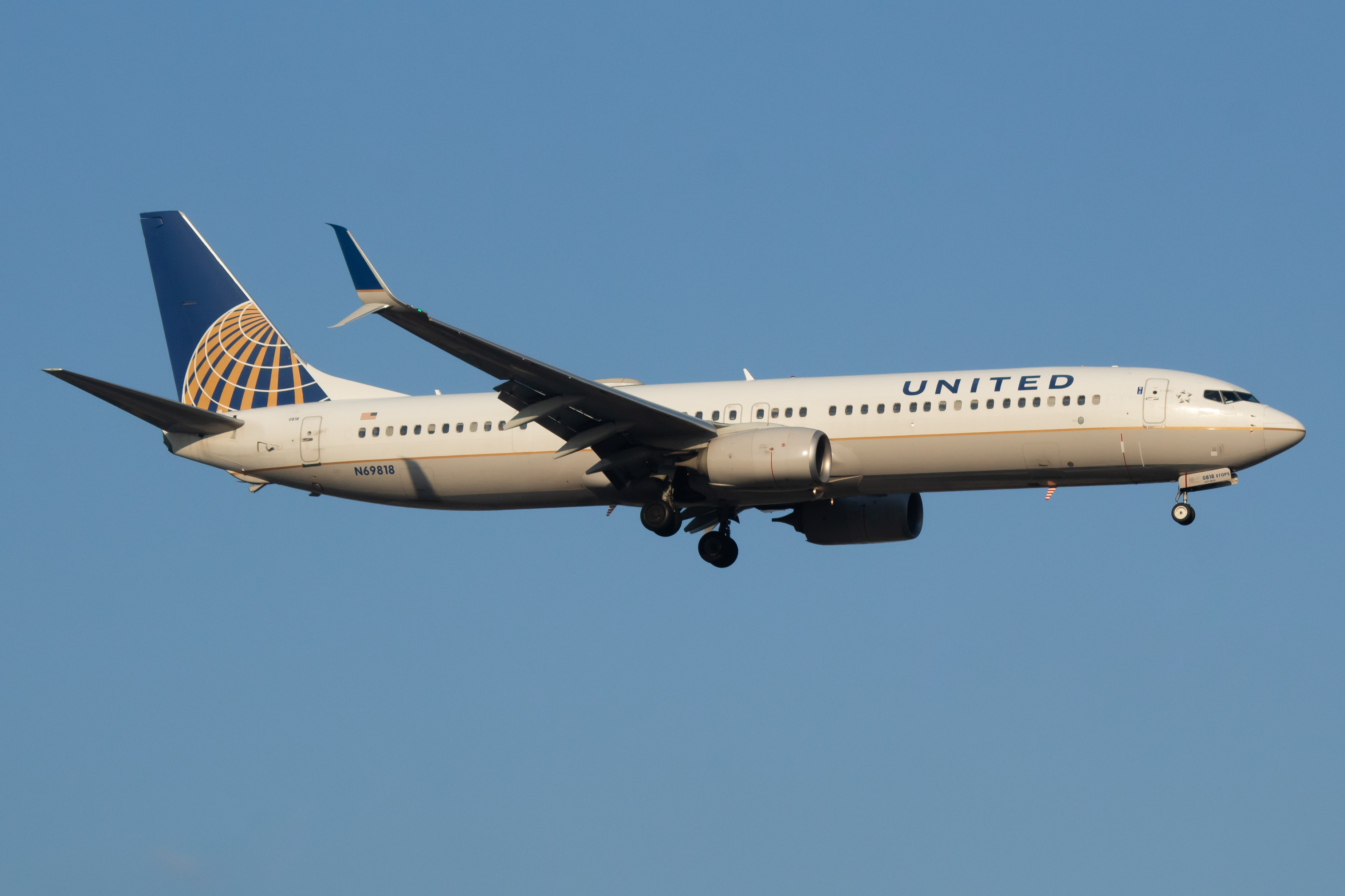 Full size: United Airlines Boeing 737-900ER N69818 at Newark Liberty International Airport