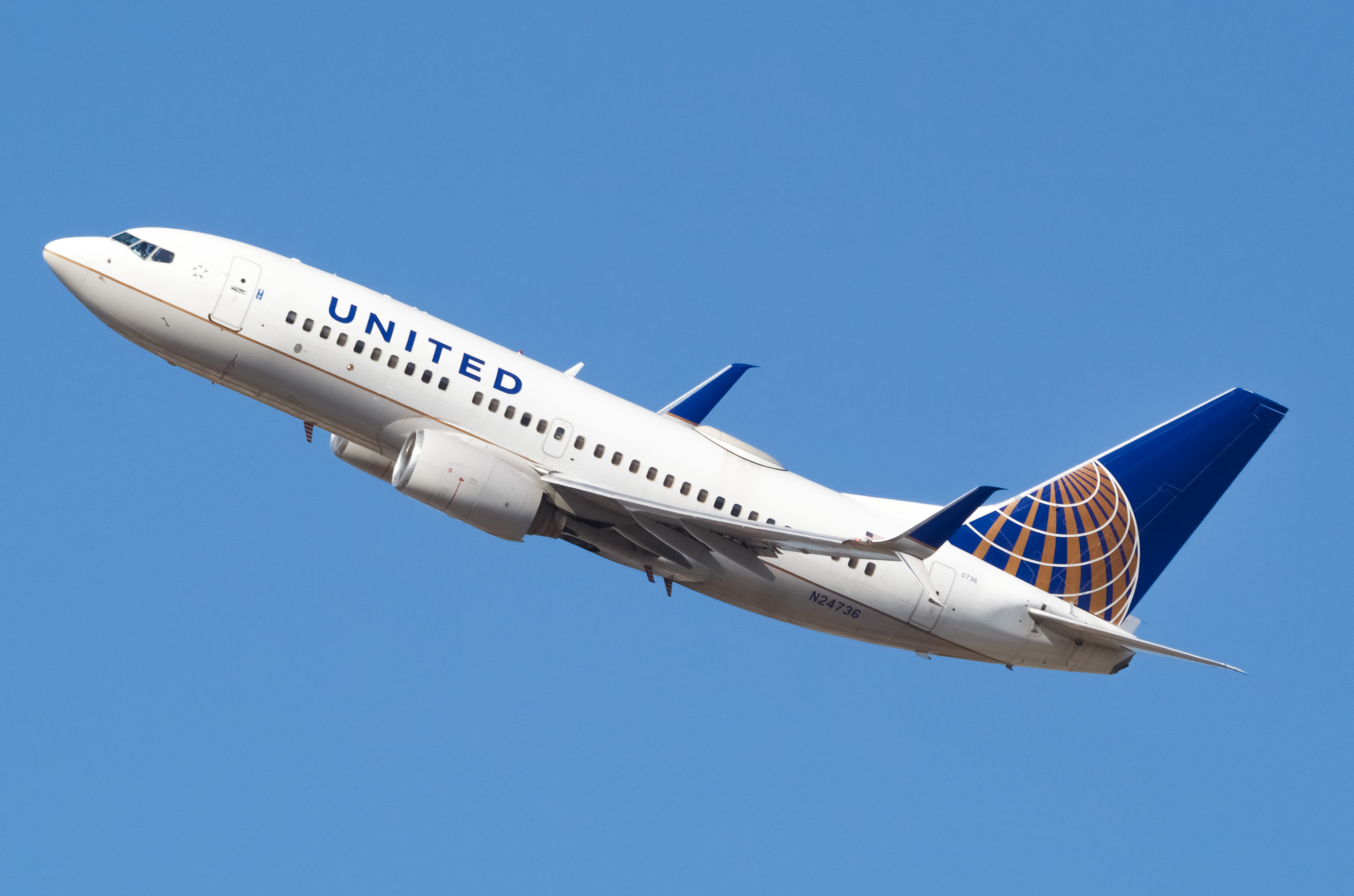 Full size: United Airlines Boeing 737-700 N24736 at Newark Liberty International Airport