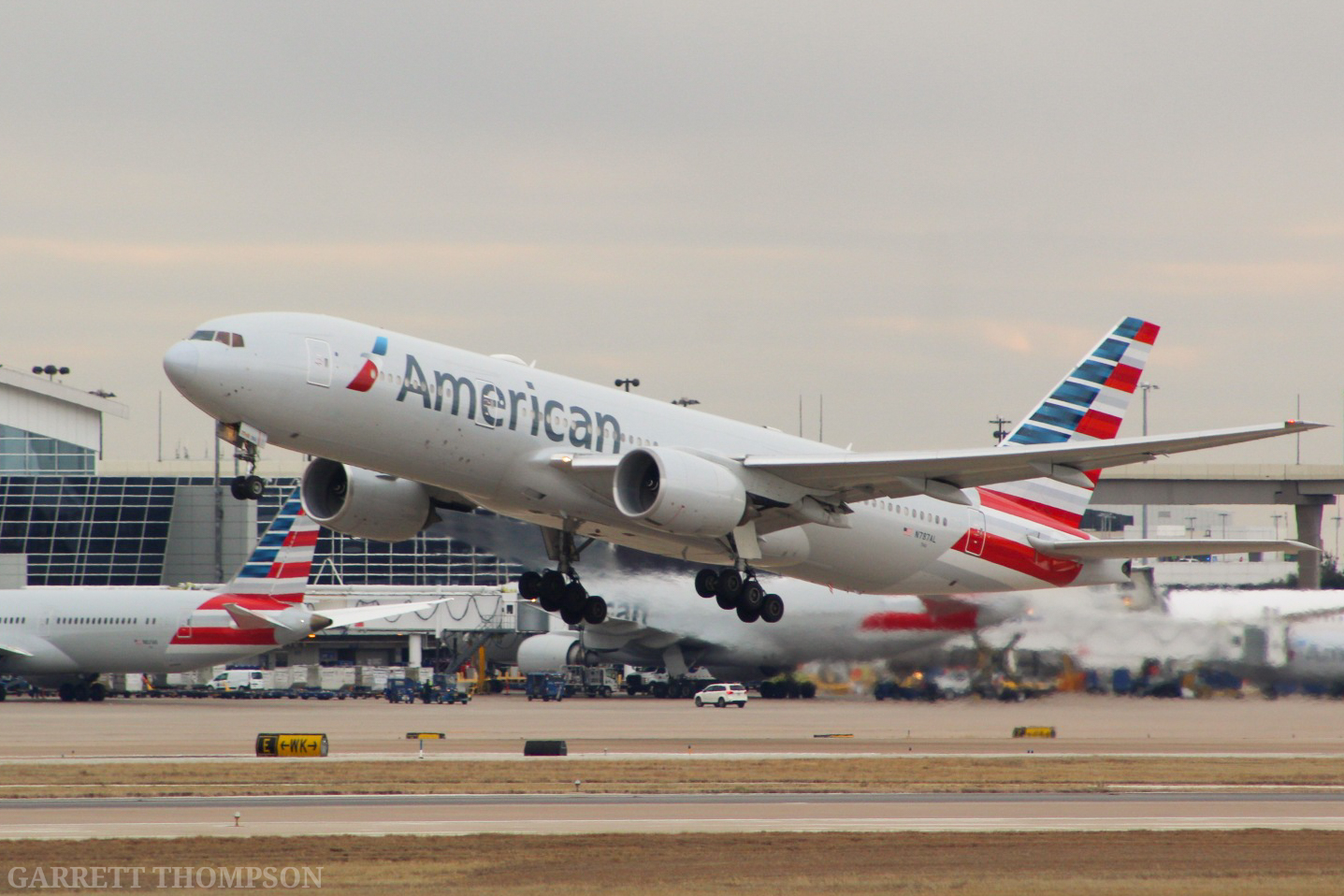 Full size: American Airlines  Boeing 777-200ER N787AL at Dallas-Fort Worth International Airport