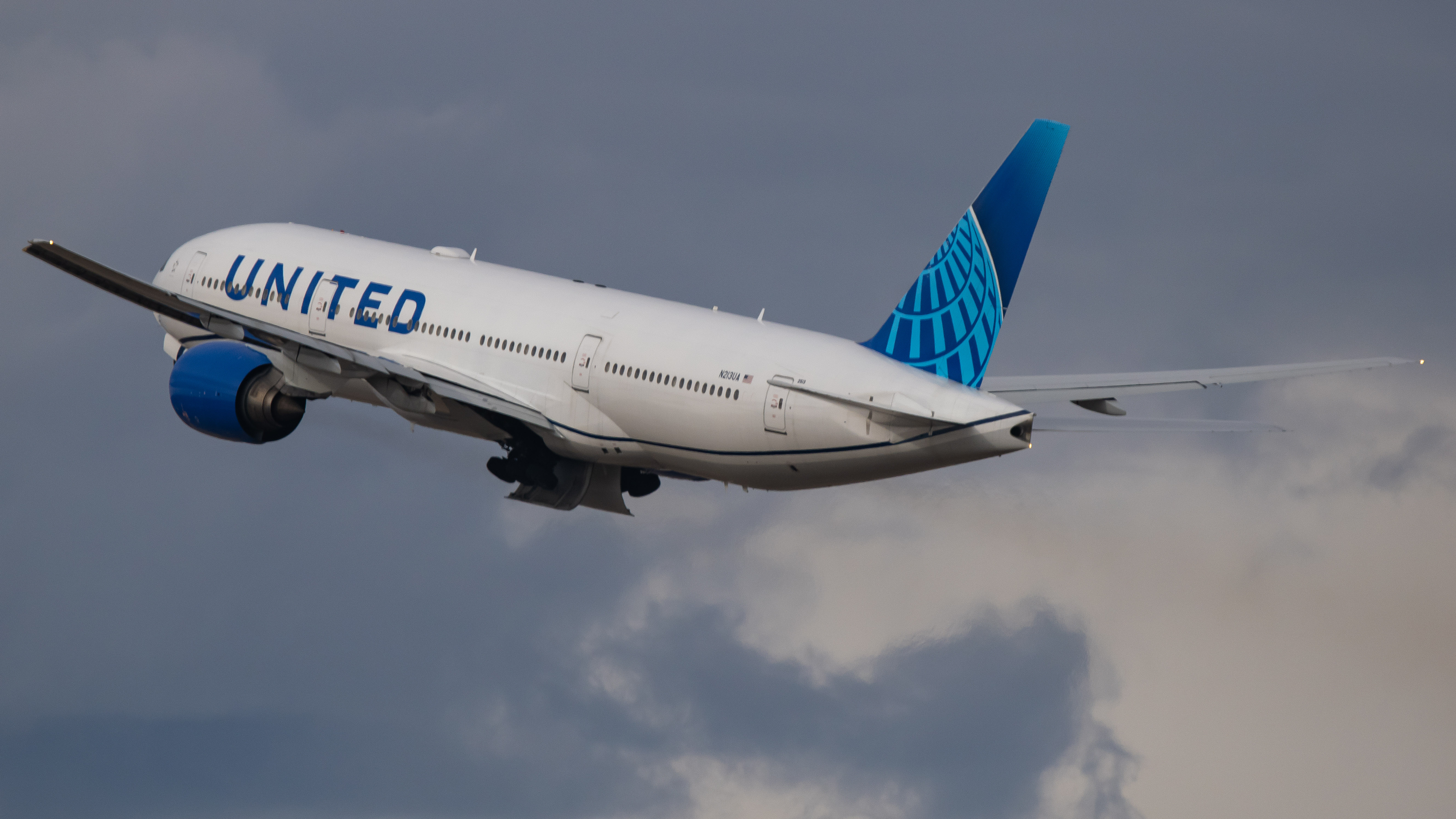 Full size: United Airlines Boeing 777-200 N213UA at Denver International Airport
