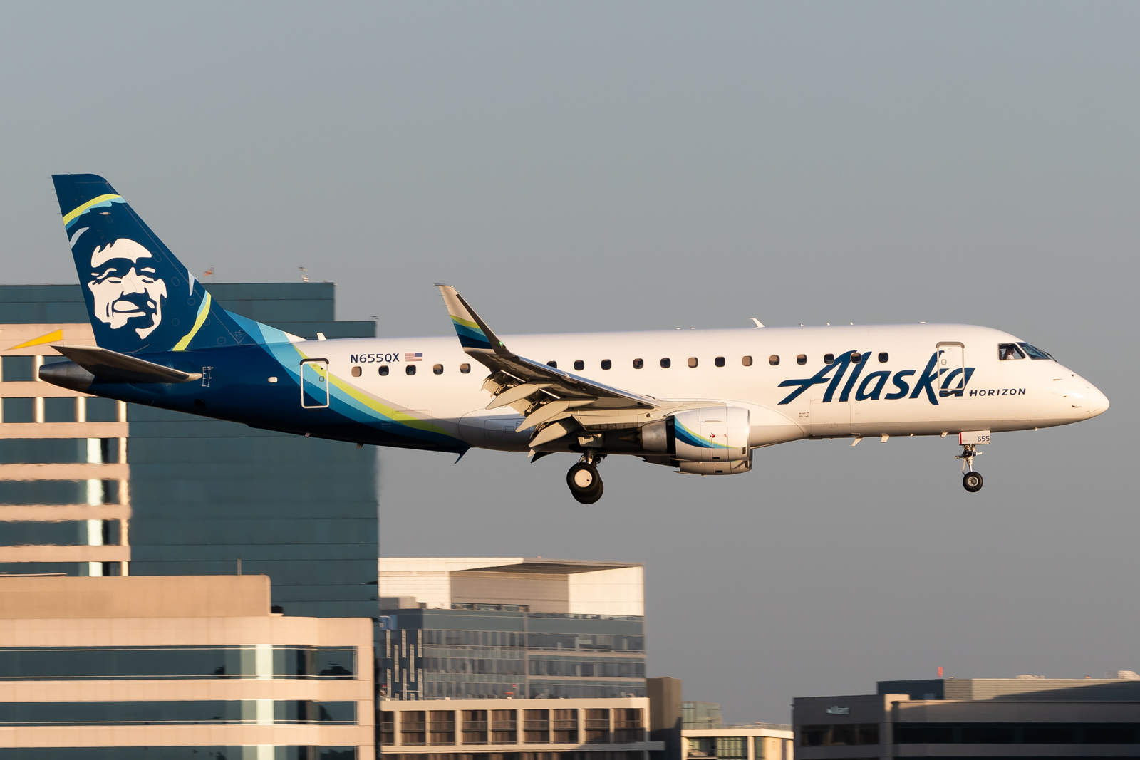 Full size: Alaska Airlines Embraer E175 N655QX at John Wayne/Orange County Airport