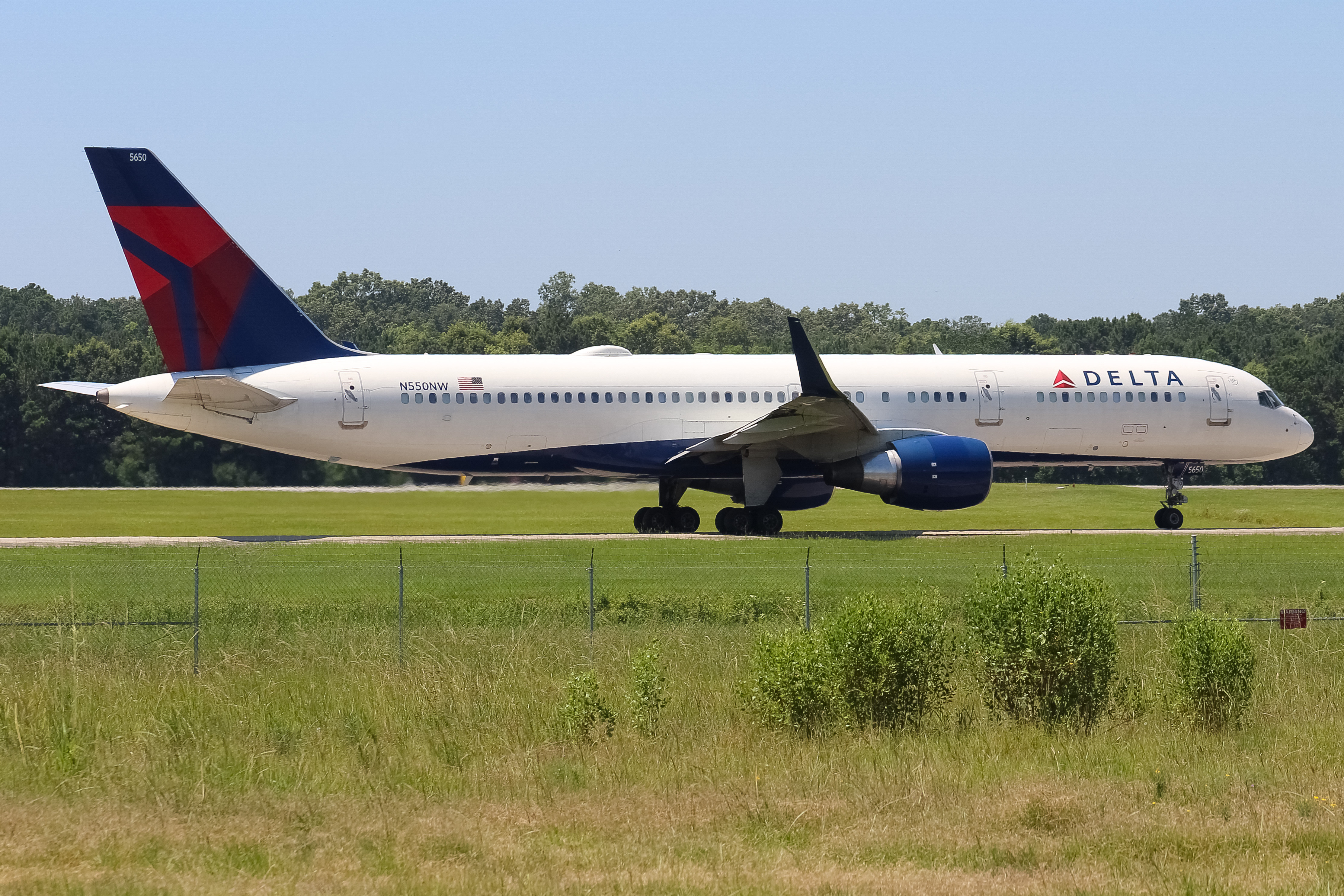 Full size: Delta Airlines Boeing 757-200 N550NW at Savannah/Hilton Head International Airport