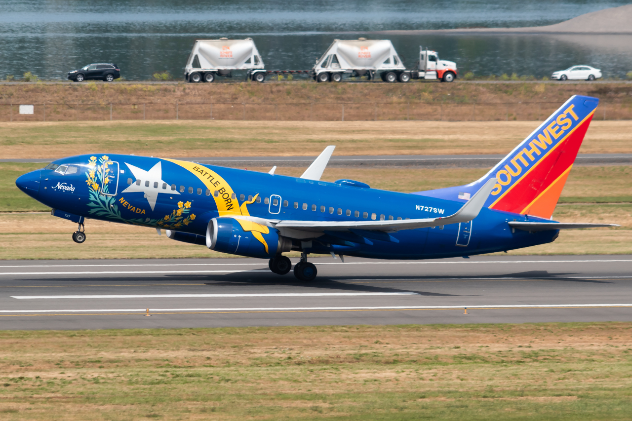 Full size: Southwest Airlines Boeing 737-700 N727SW at Portland International Airport