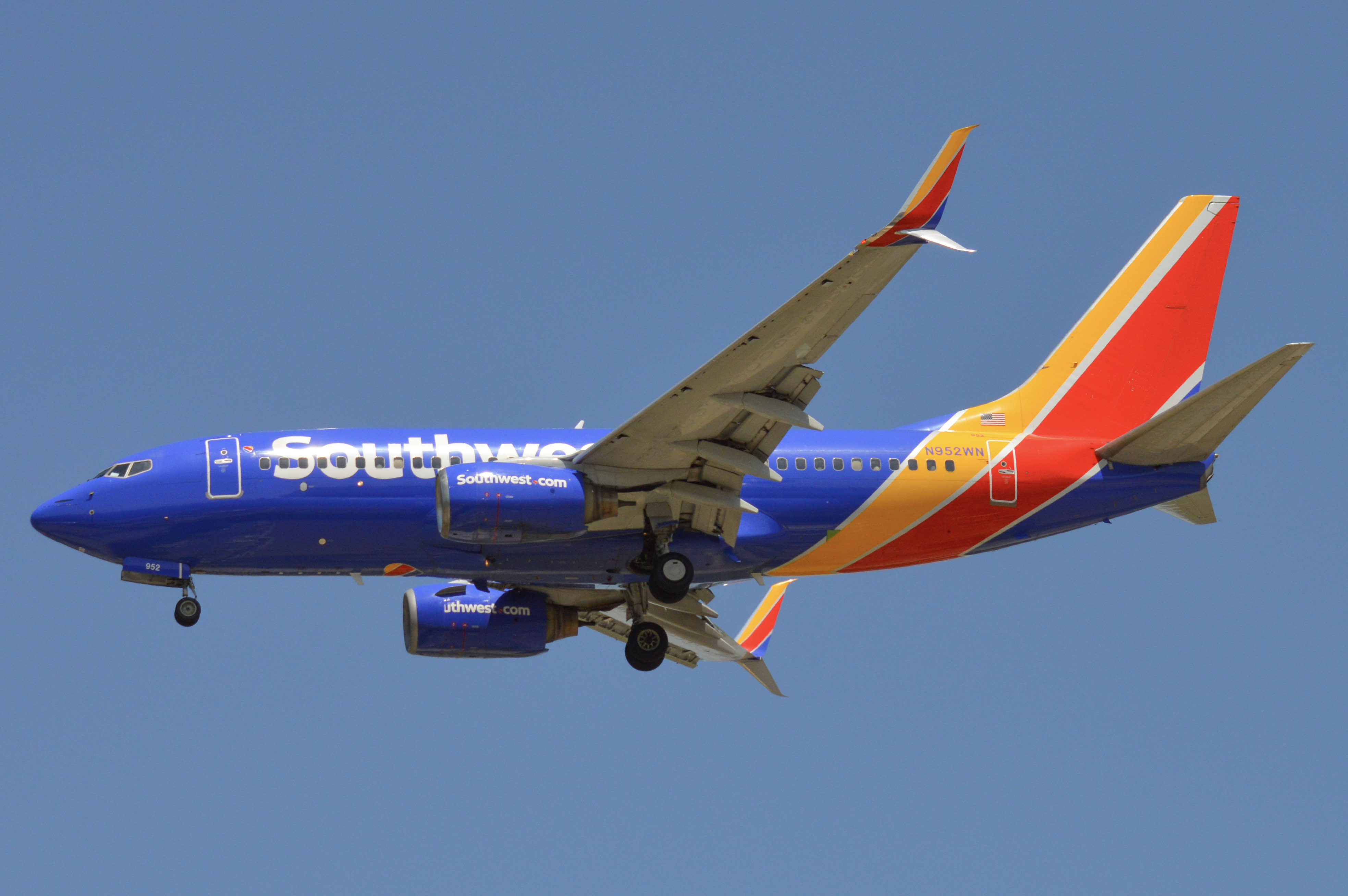Full size: Southwest Airlines Boeing 737-700 N952WN at Baltimore/Washington International Thurgood Marshall Airport