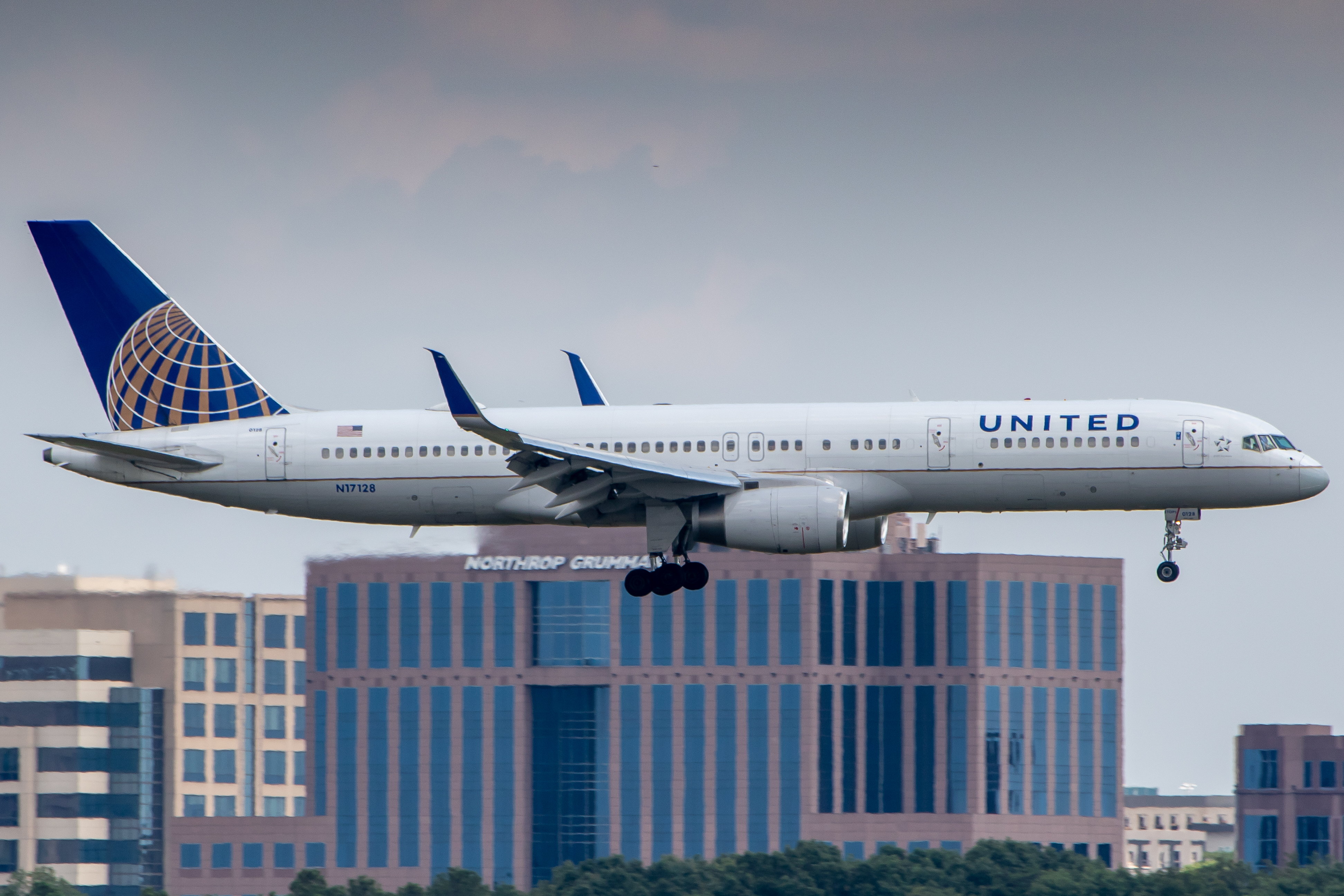 Full size: United Airlines Boeing 757-200 N17128 at Washington Dulles International Airport