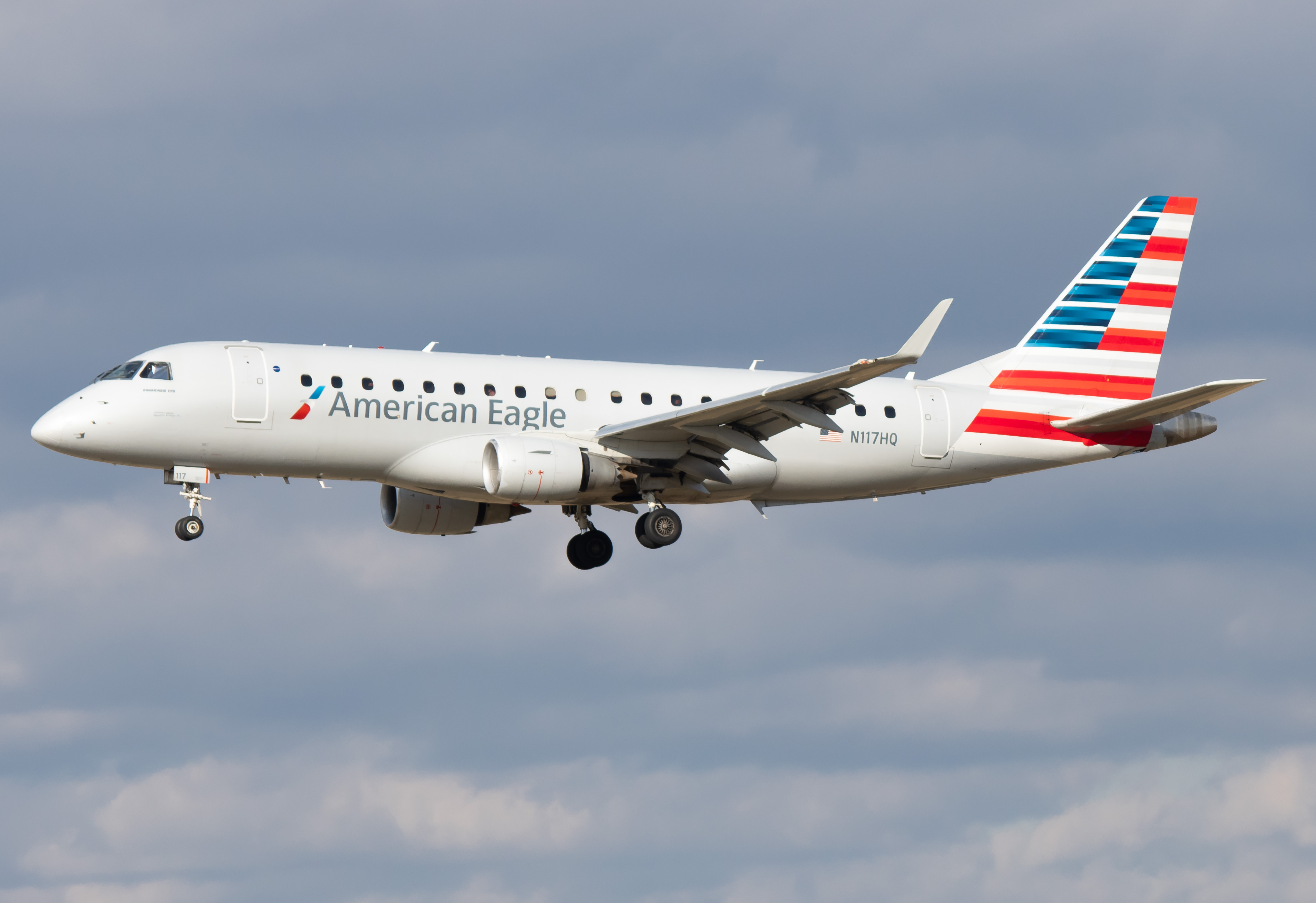 Full size: American Eagle Embraer E175 N117HQ at Philadelphia International Airport